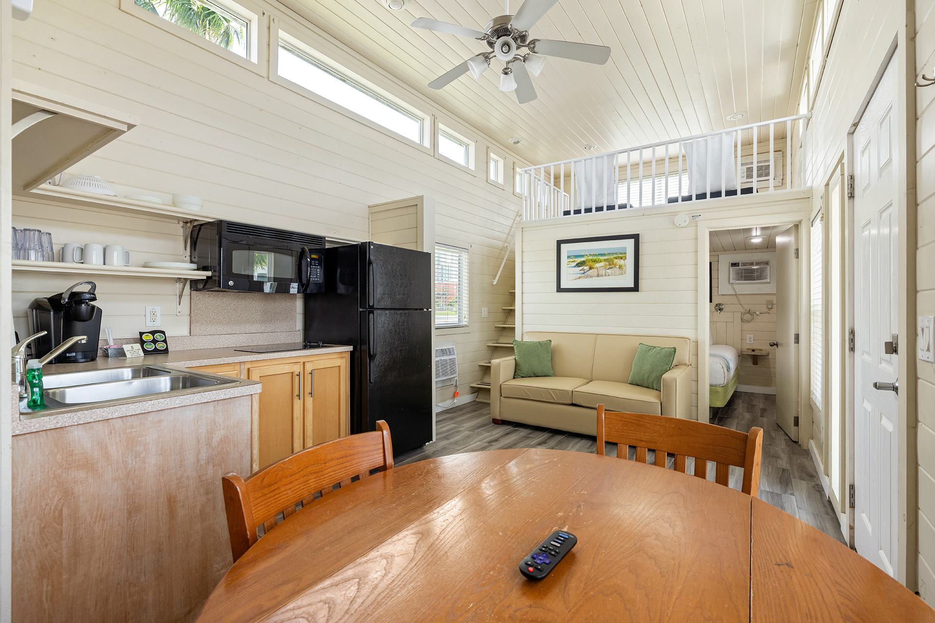 LL33 - Deluxe Cabin, 2 Bedroom with Loft (Full Bath with Tub & Shower) – Sleeps 8