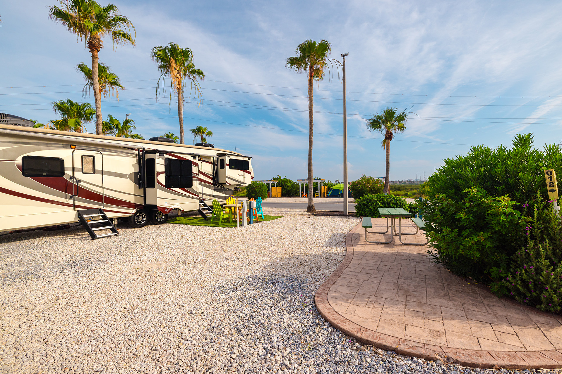 RV 17, Pull-In 50/30 AMPS FHU Patio