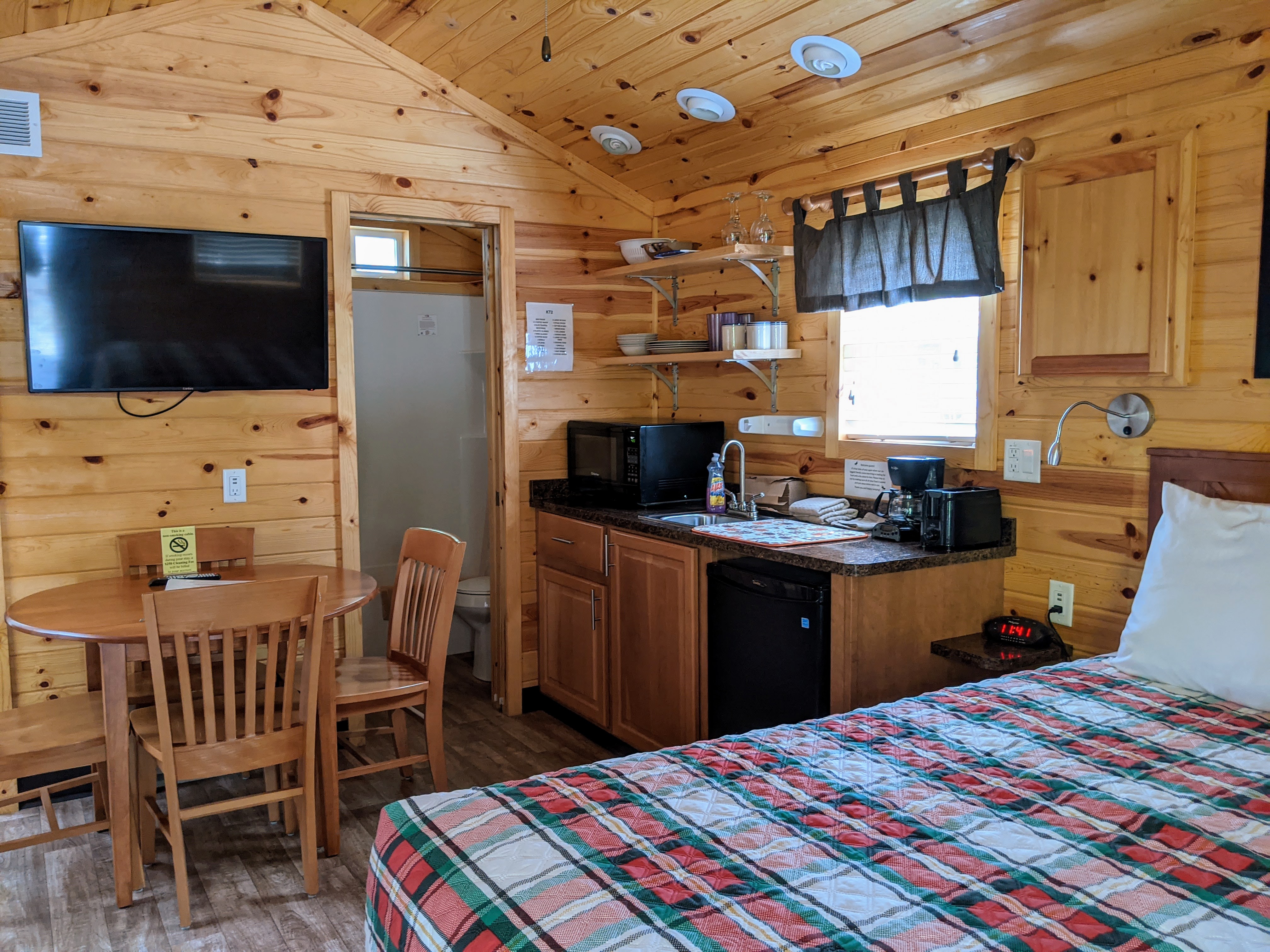 KT2 Kitchenette, dining area, and TV