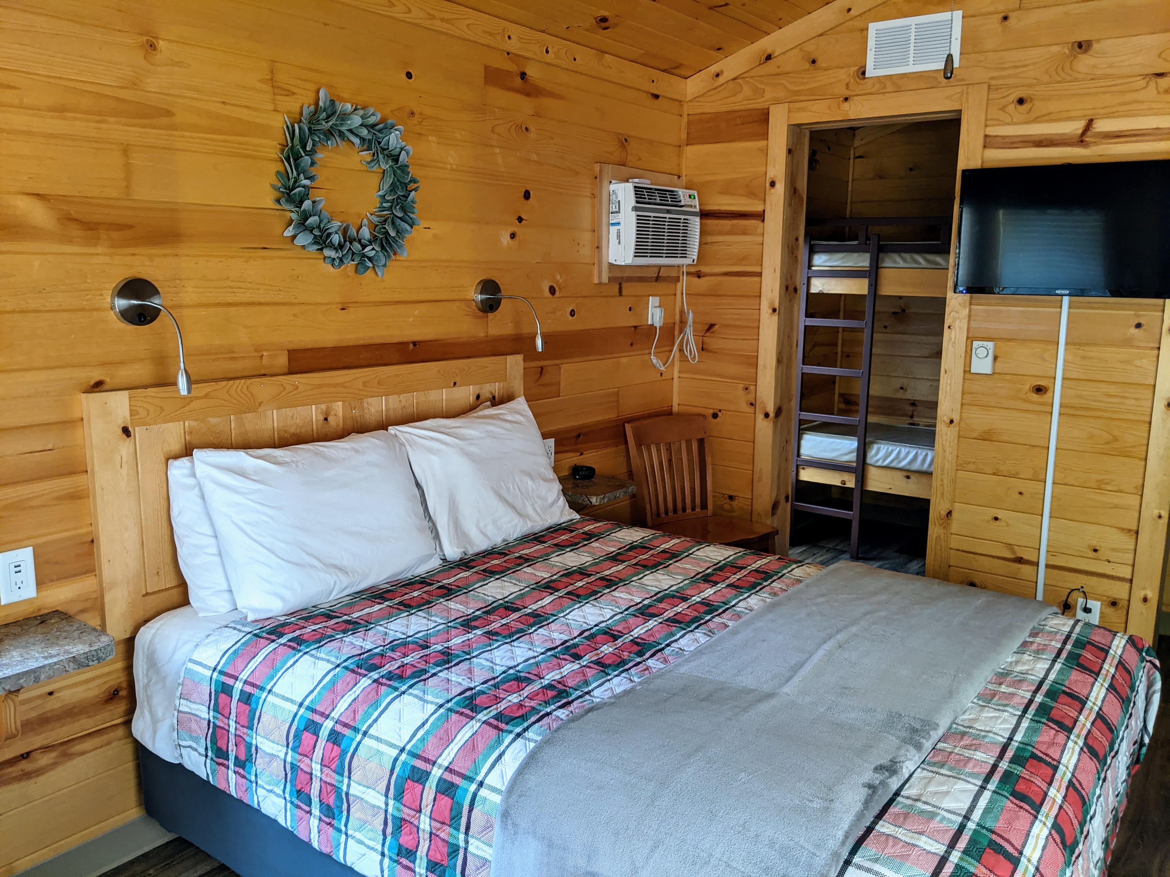 KT3 Queen bed and bunk room