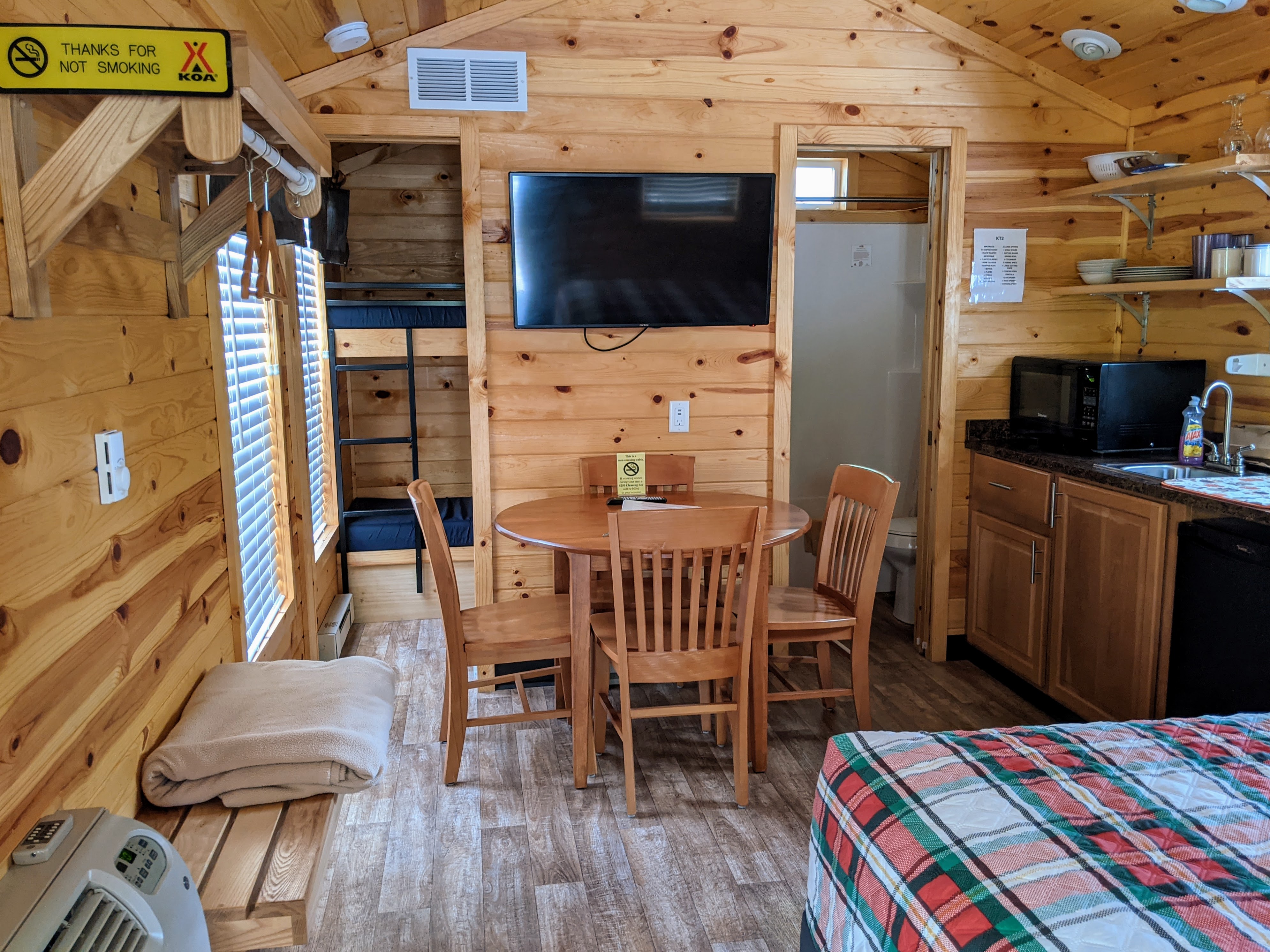 KT2 Dining area and TV