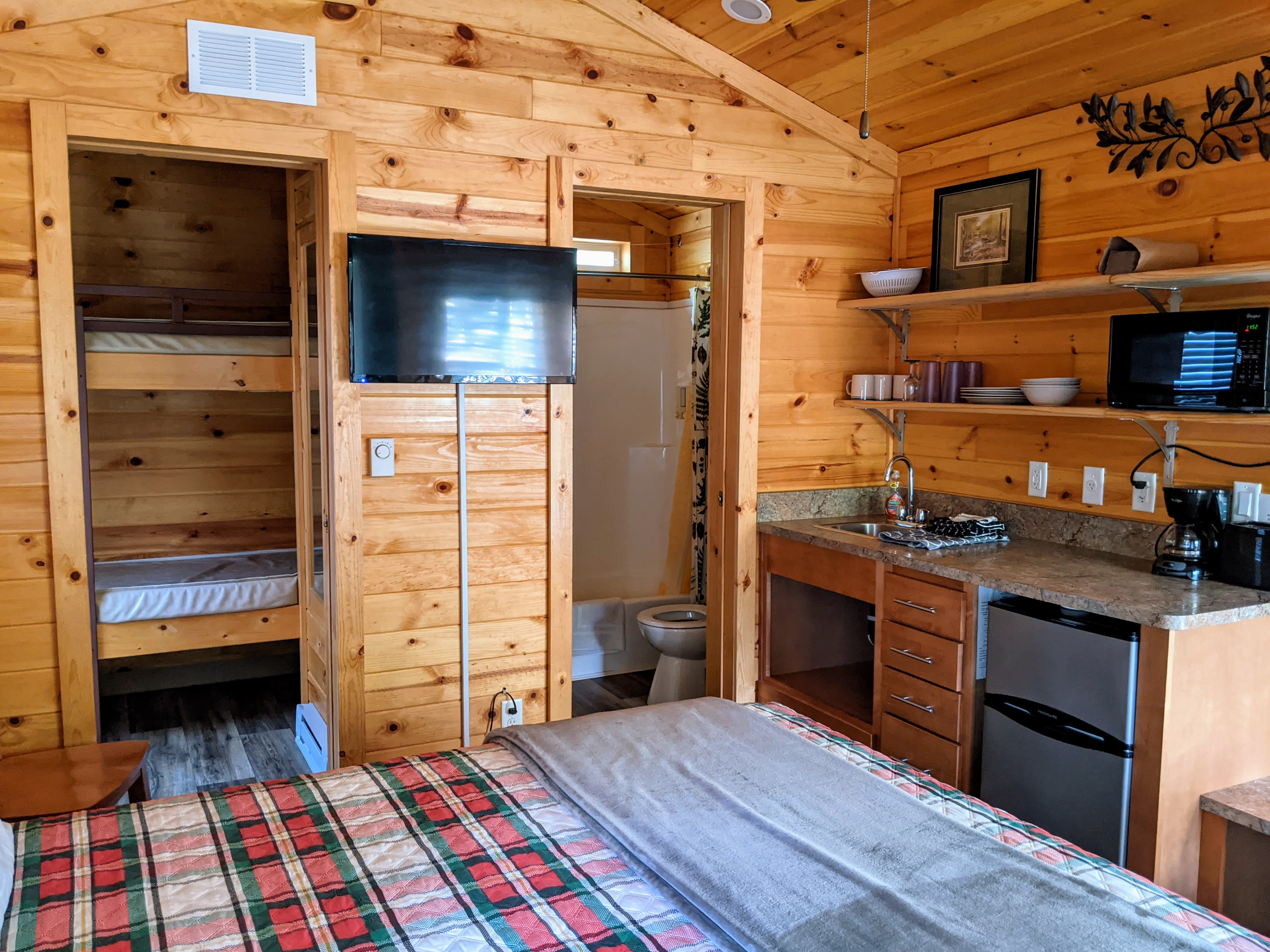 KT3 Kitchenette, TV, and bunk room