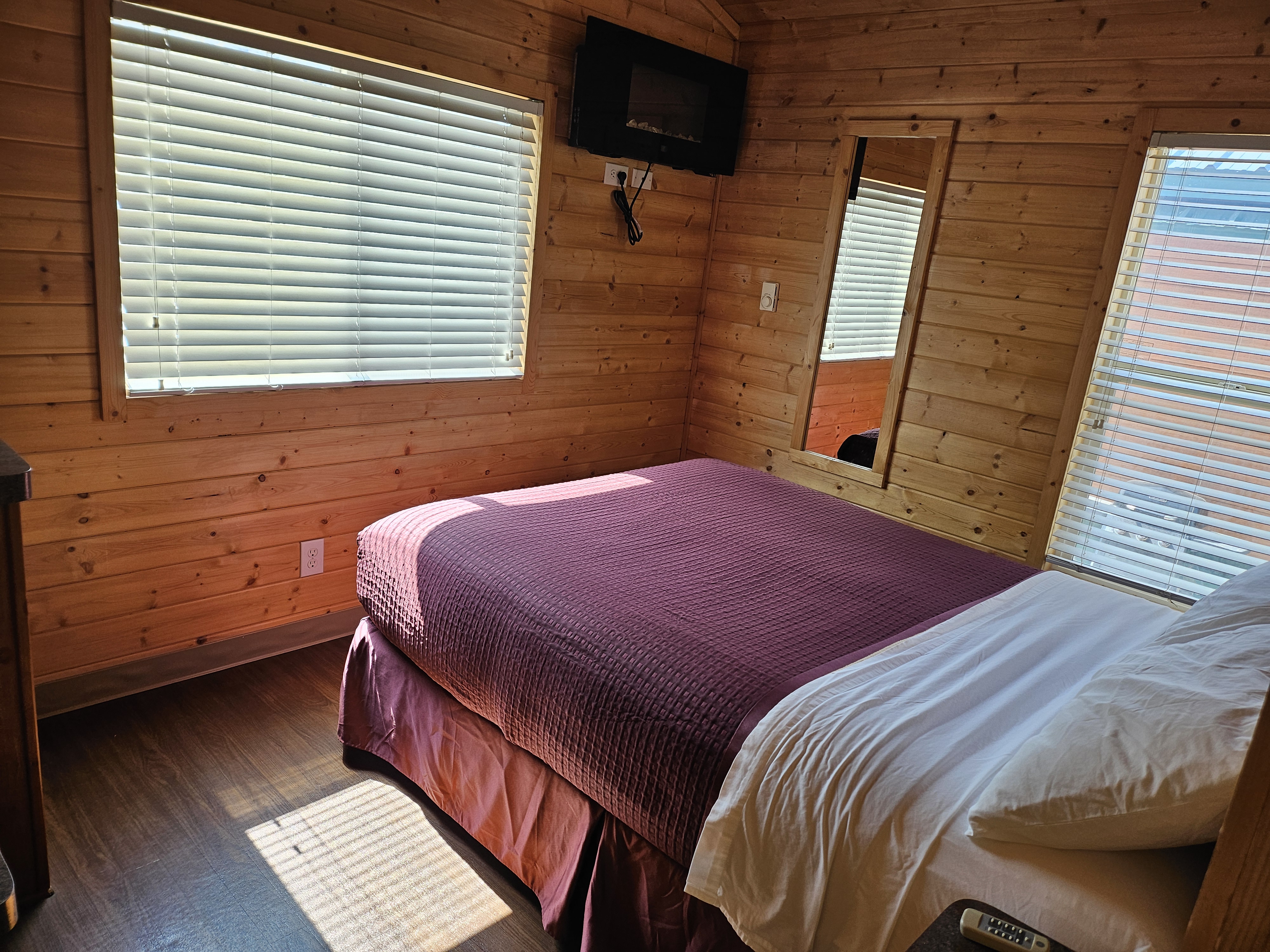 Deluxe Lodge Queen Bedroom