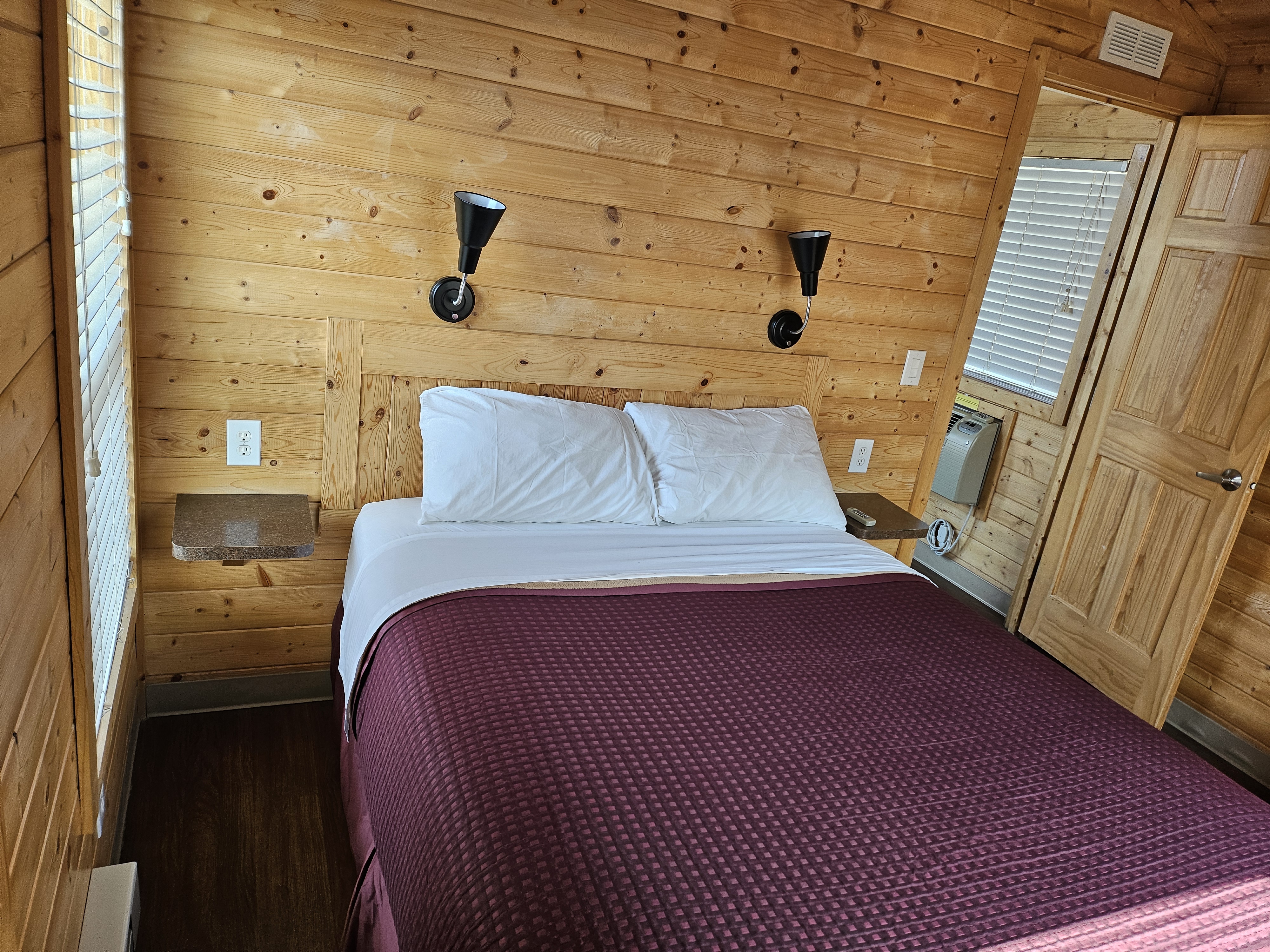 Deluxe Lodge Queen Bedroom