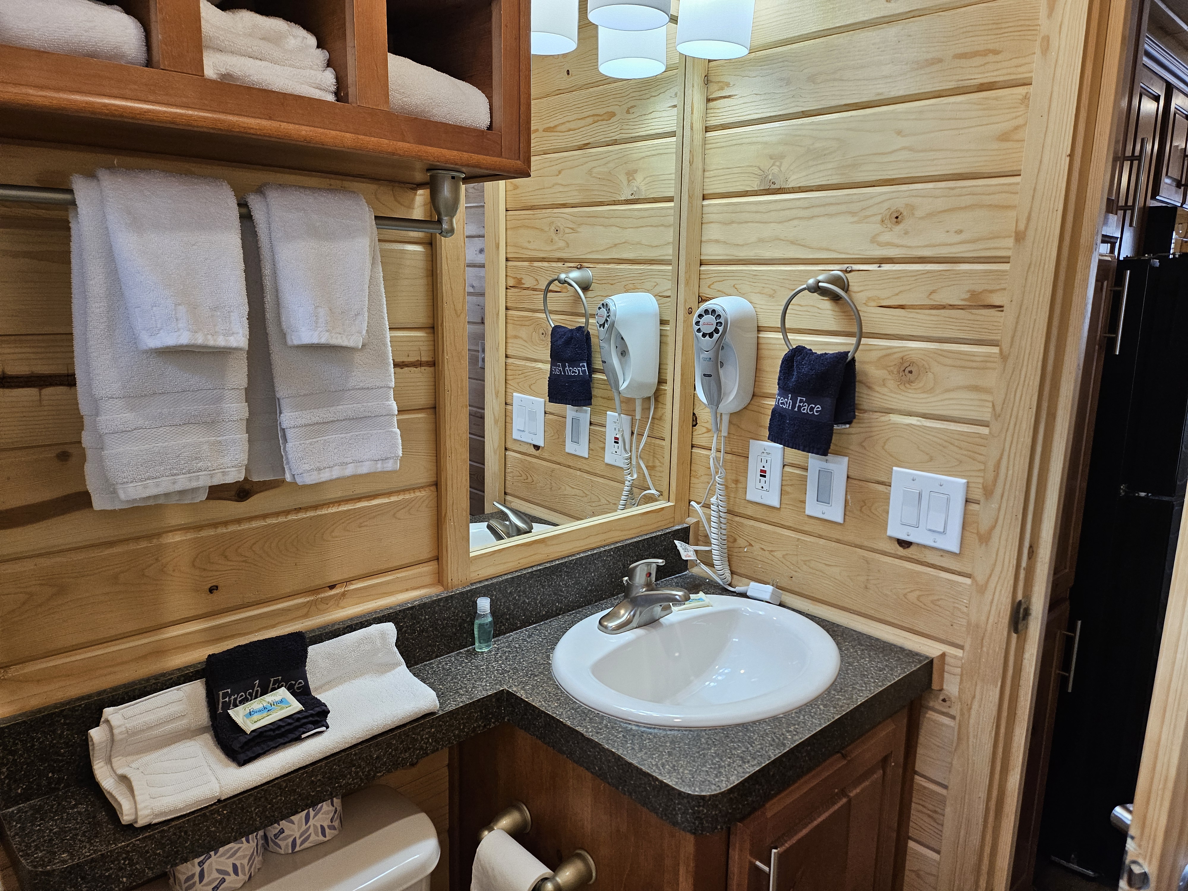 Deluxe Family Lodge Bathroom with linens included