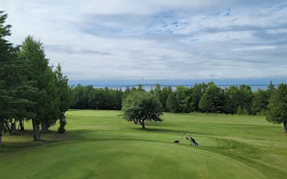 Golf course and hiking trails nearby