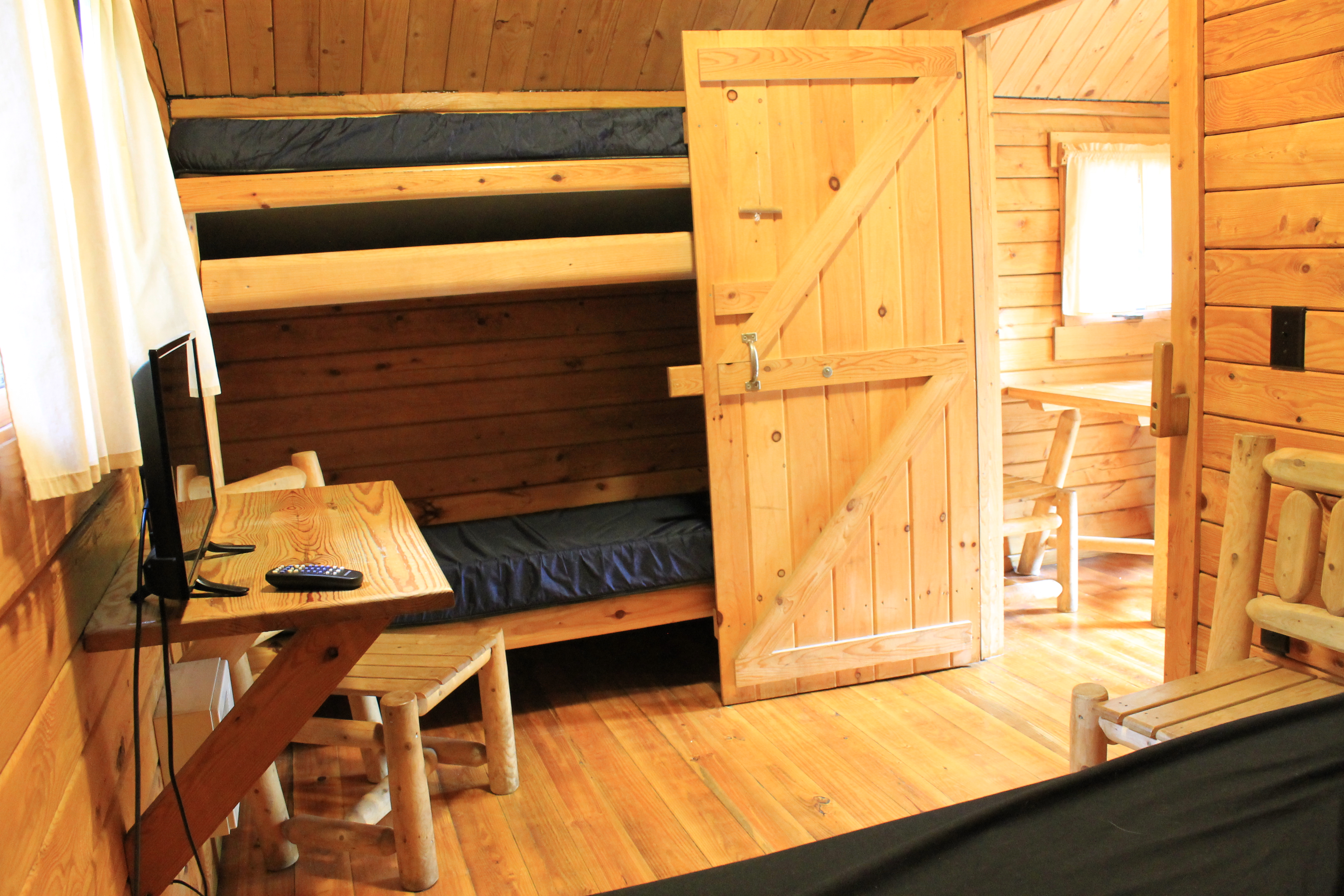 2 room wooded bunk beds in queen bed room