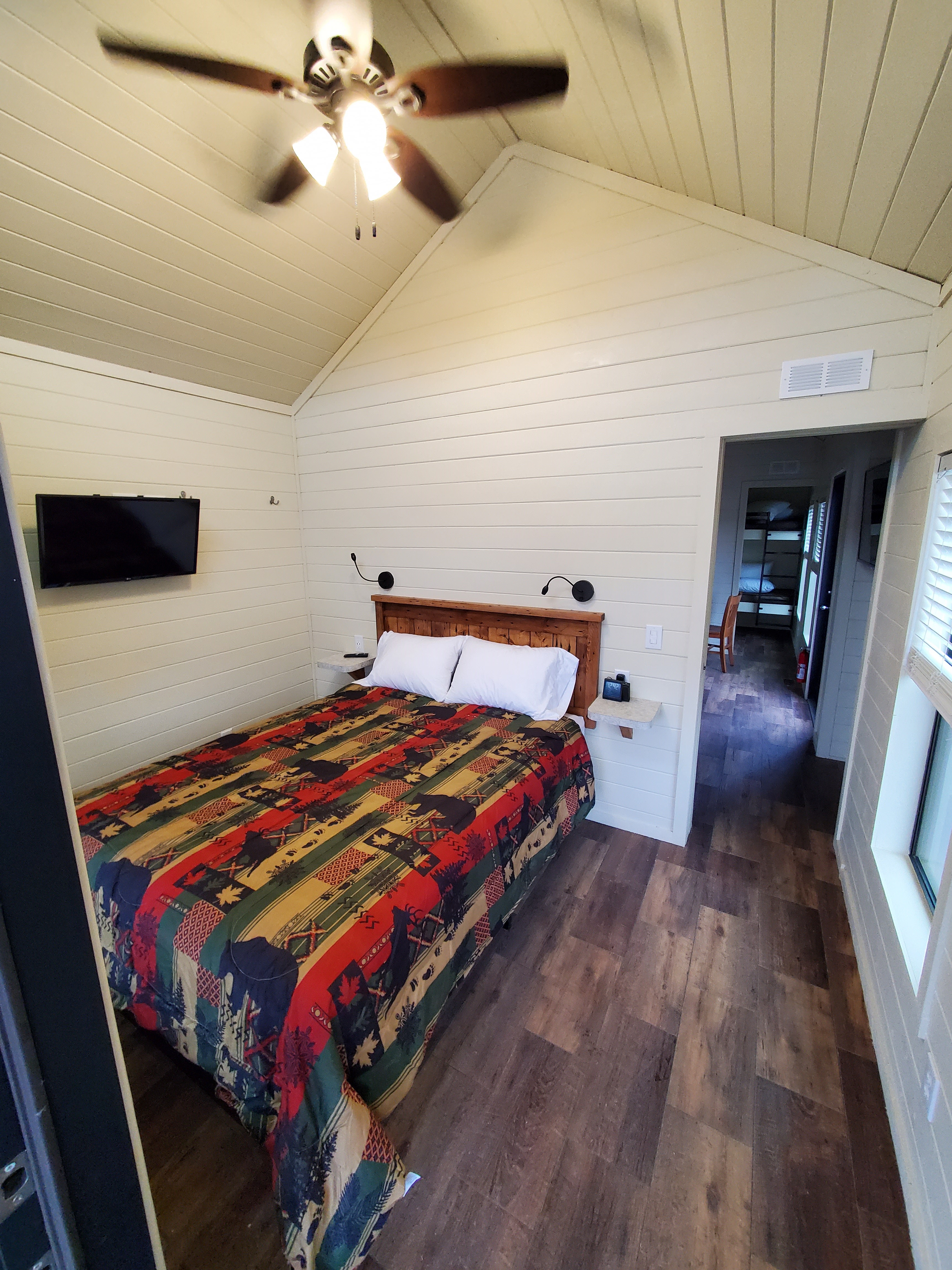 Deluxe Cabin Queen Bed