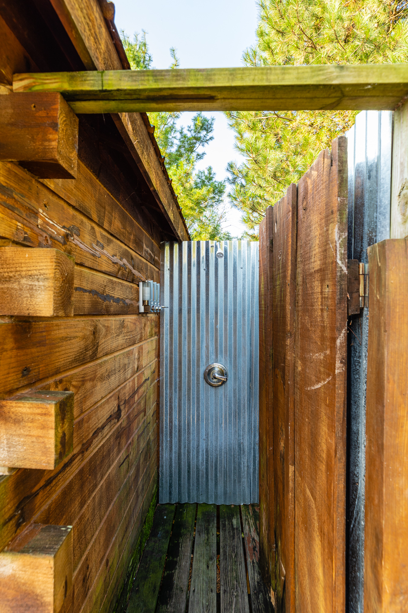 HALEY'S HAVEN OUTDOOR SHOWER