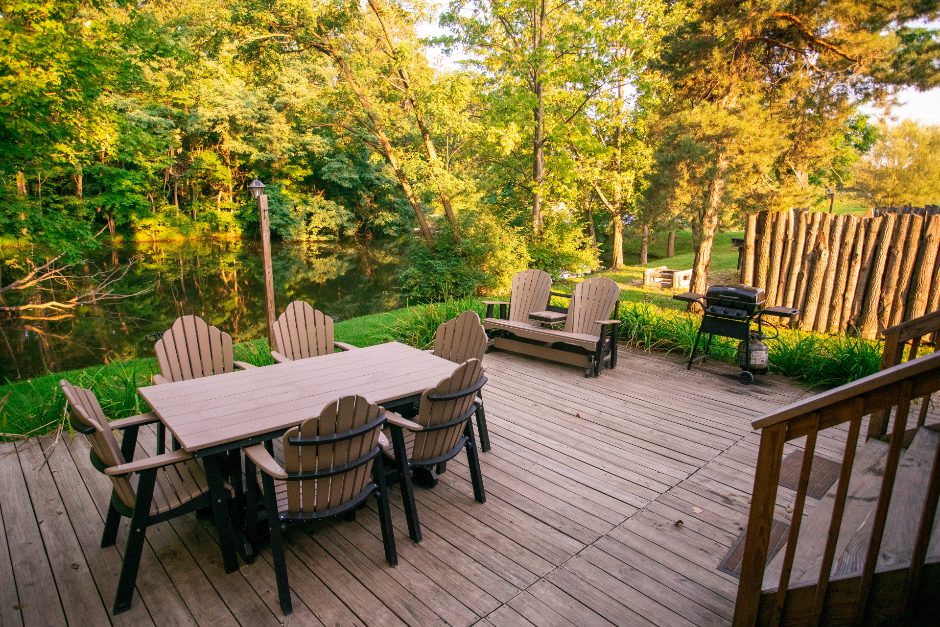 Deluxe Cabin on Pond - Deck in Daylight at Thompson