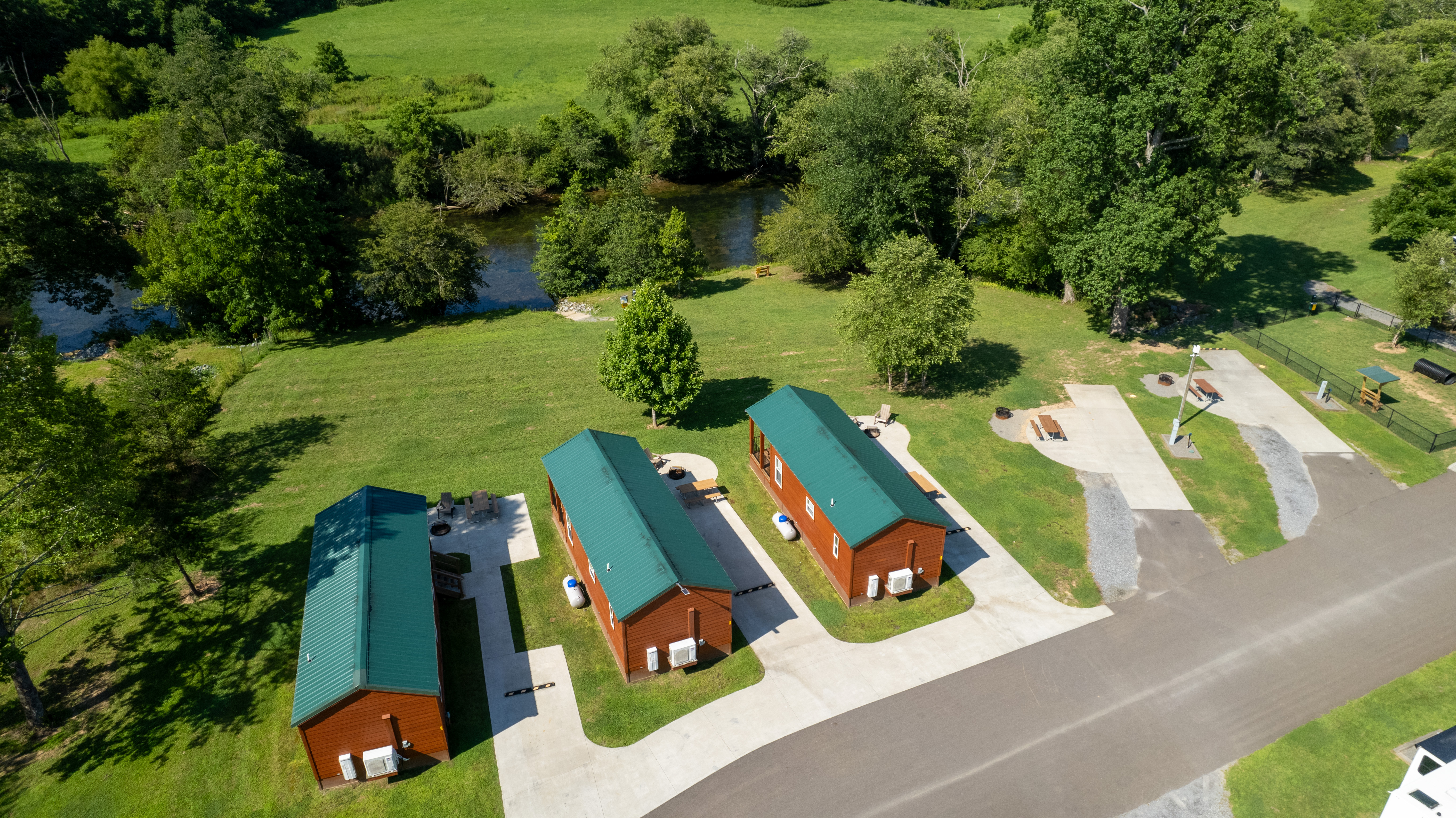 Deluxe Riverside Cabins_Cabin to River View