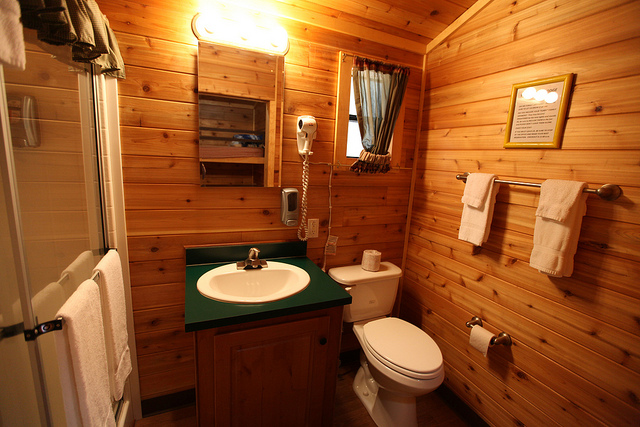 Bathroom complete with linens