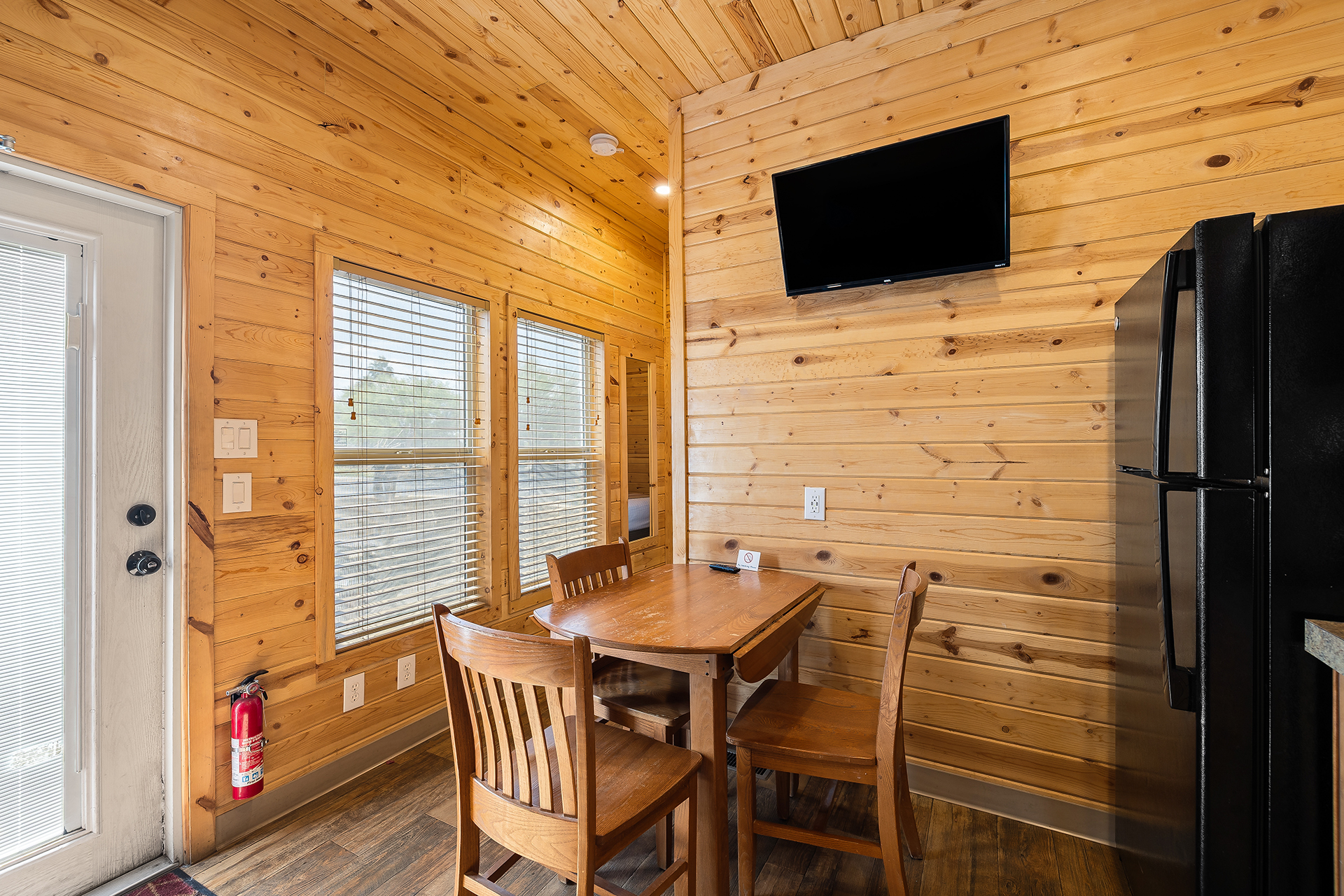 DC12_Deluxe Cabin, 2 Room with Fenced Yard (Full Bath with Tub & Shower) - Sleeps 8_Dining Area