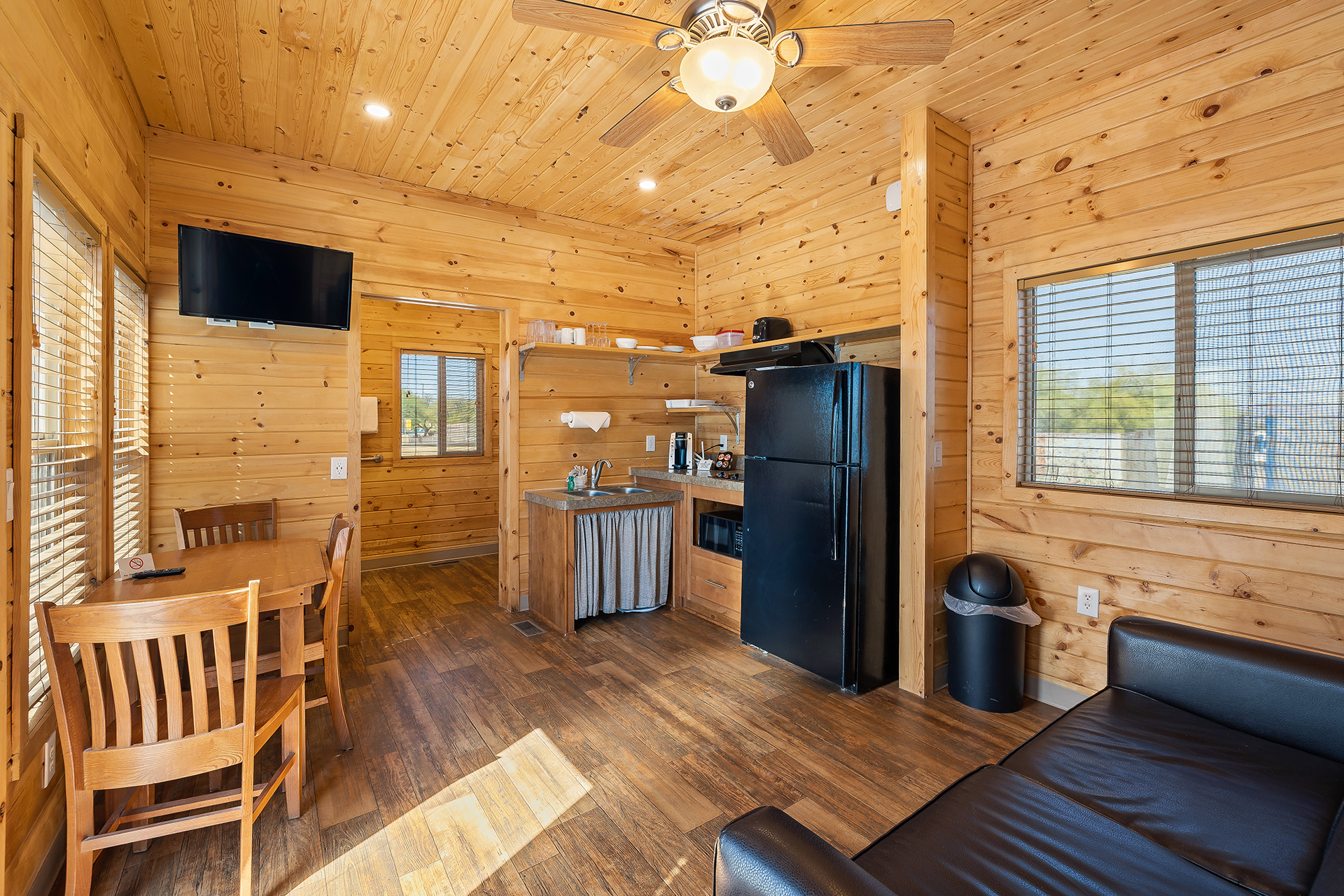 DC11_Deluxe Cabin, 1 Room Accessible (Full Bath with Shower) - Sleeps 4_Full Living Space