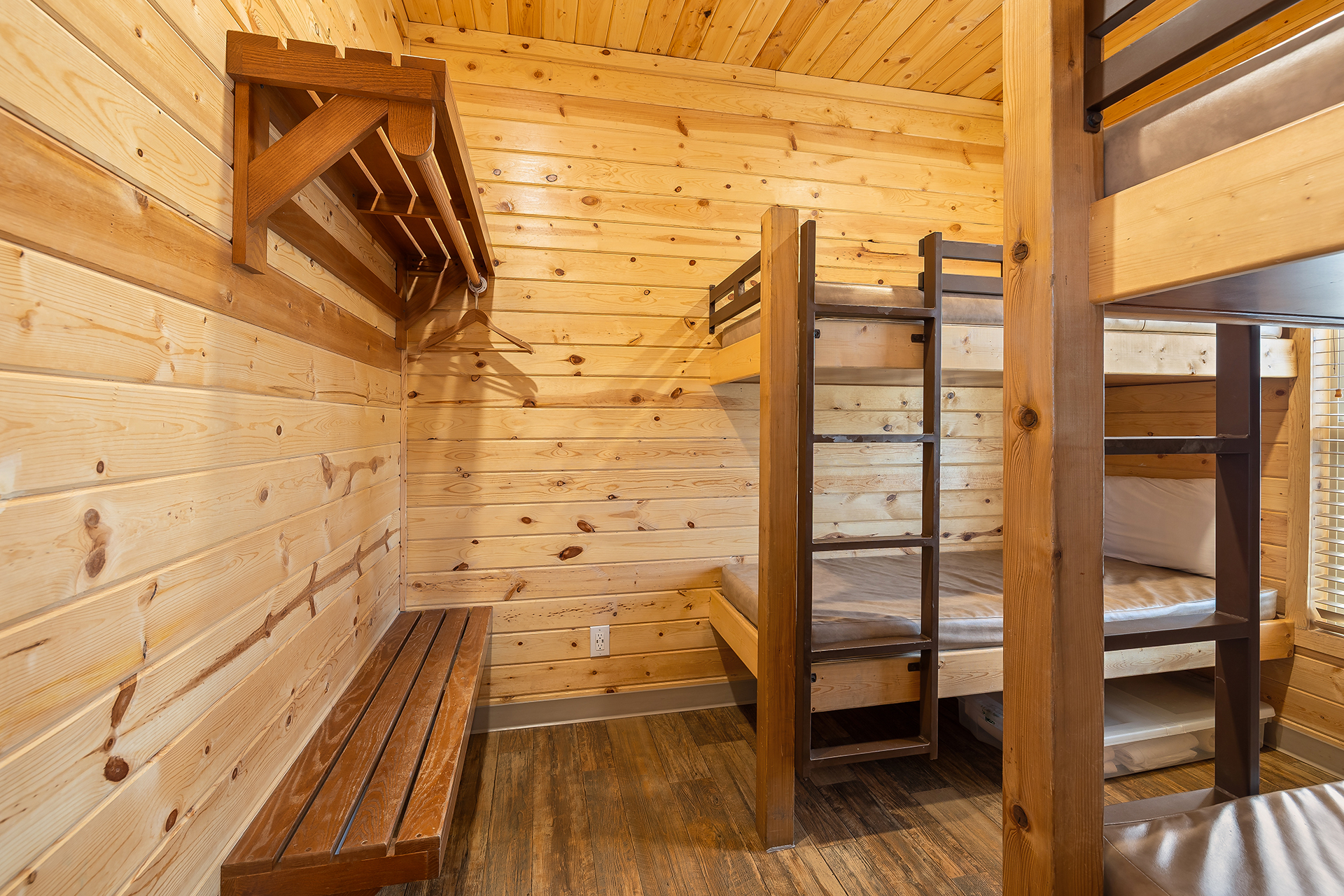 DC12_Deluxe Cabin, 2 Room with Fenced Yard (Full Bath with Tub & Shower) - Sleeps 8_Bunk Beds