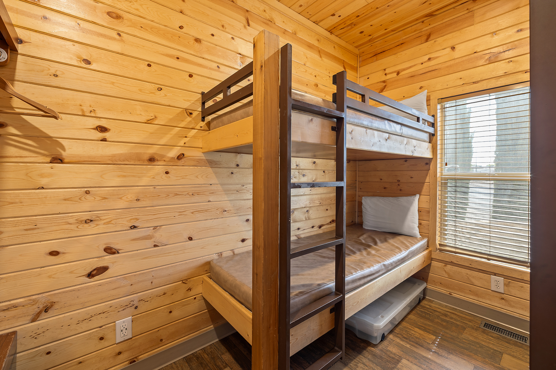DC12_Deluxe Cabin, 2 Room with Fenced Yard (Full Bath with Tub & Shower) - Sleeps 8_Bunk Beds