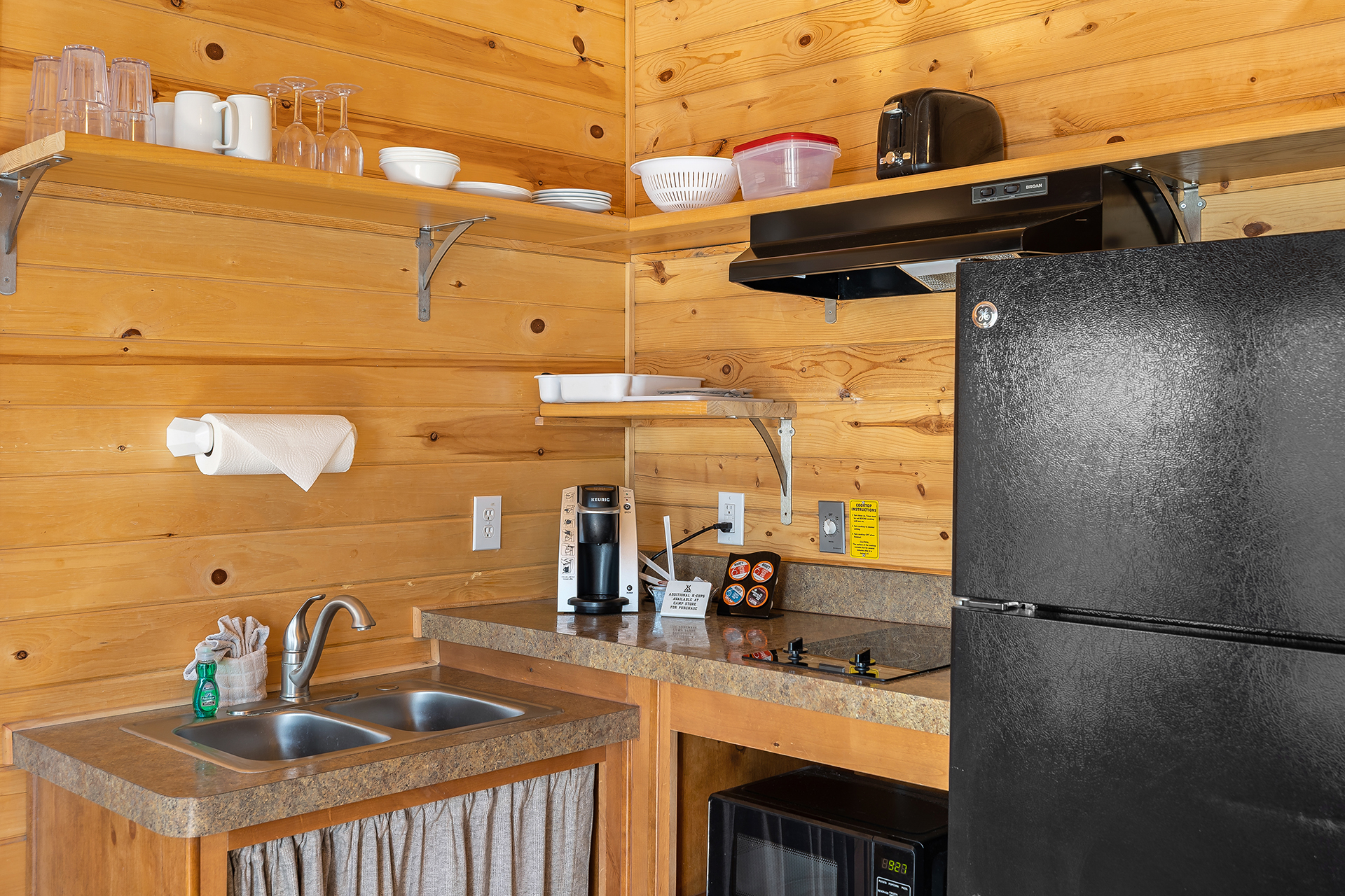 DC11_Deluxe Cabin, 1 Room Accessible (Full Bath with Shower) - Sleeps 4_Kitchen