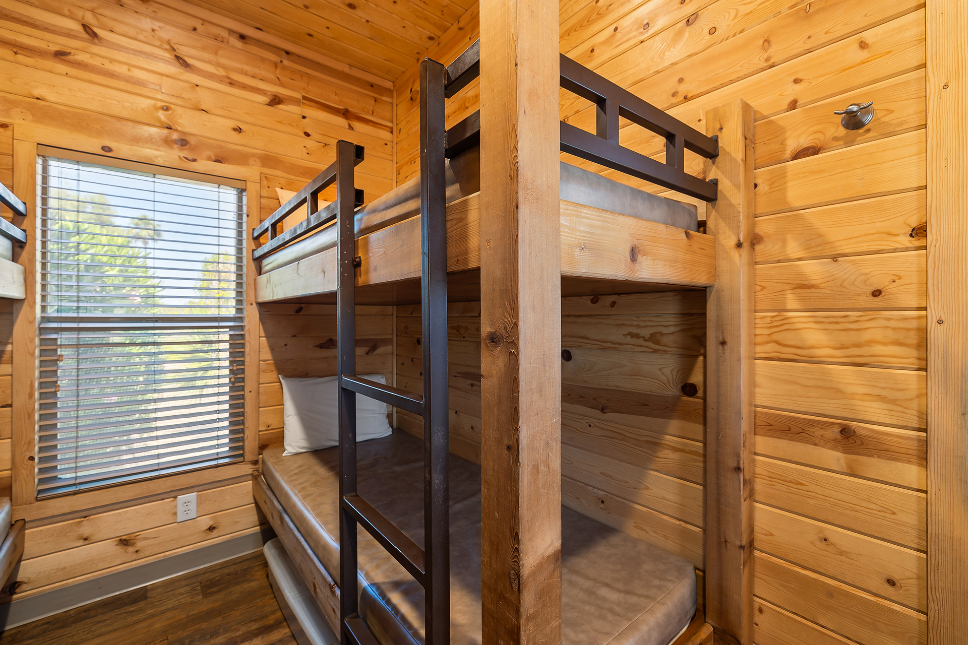 DC06_Deluxe Cabin, 2 Room (Full Bath with Tub & Shower) - Sleeps 8_Bunk Beds