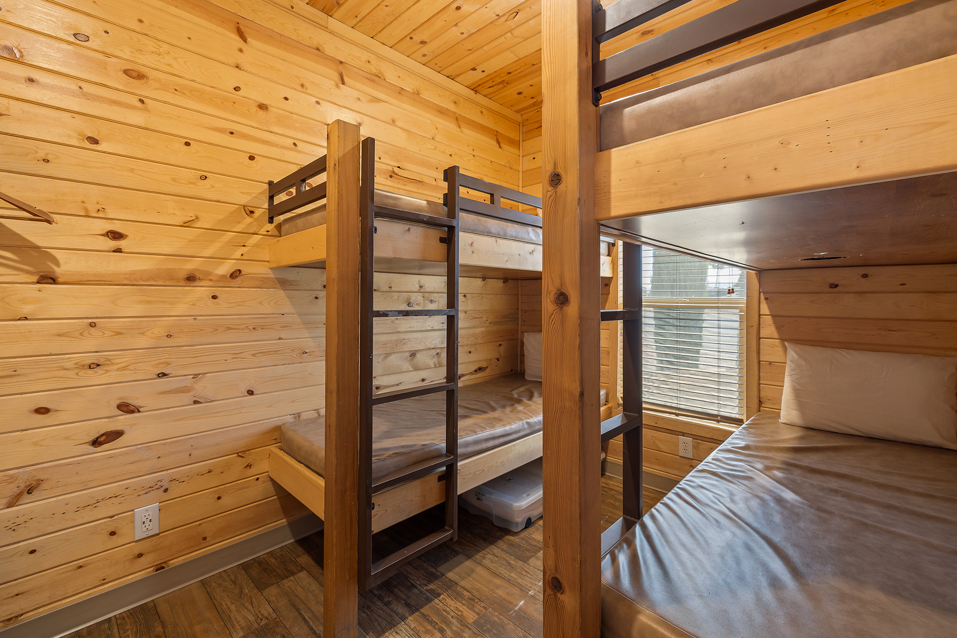 DC12_Deluxe Cabin, 2 Room with Fenced Yard (Full Bath with Tub & Shower) - Sleeps 8_Bunk Beds