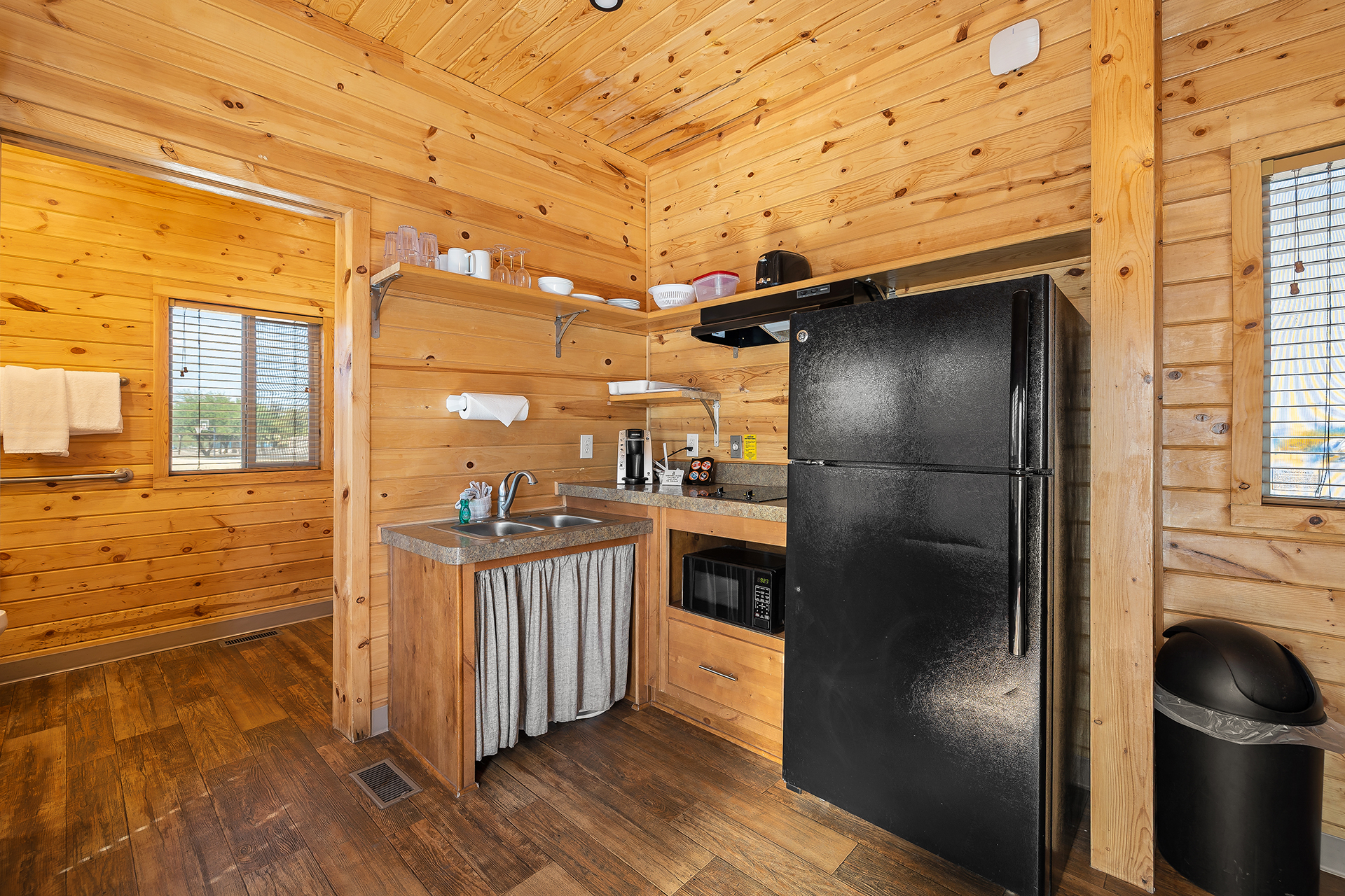 DC11_Deluxe Cabin, 1 Room Accessible (Full Bath with Shower) - Sleeps 4_Kitchen