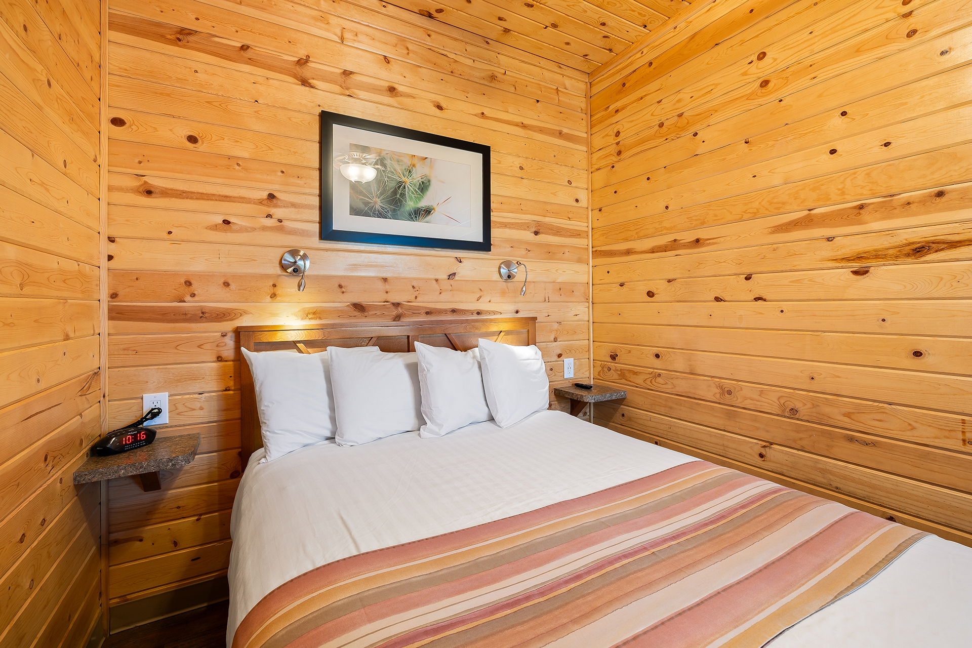DC06_Deluxe Cabin, 2 Room (Full Bath with Tub & Shower) - Sleeps 8_Queen