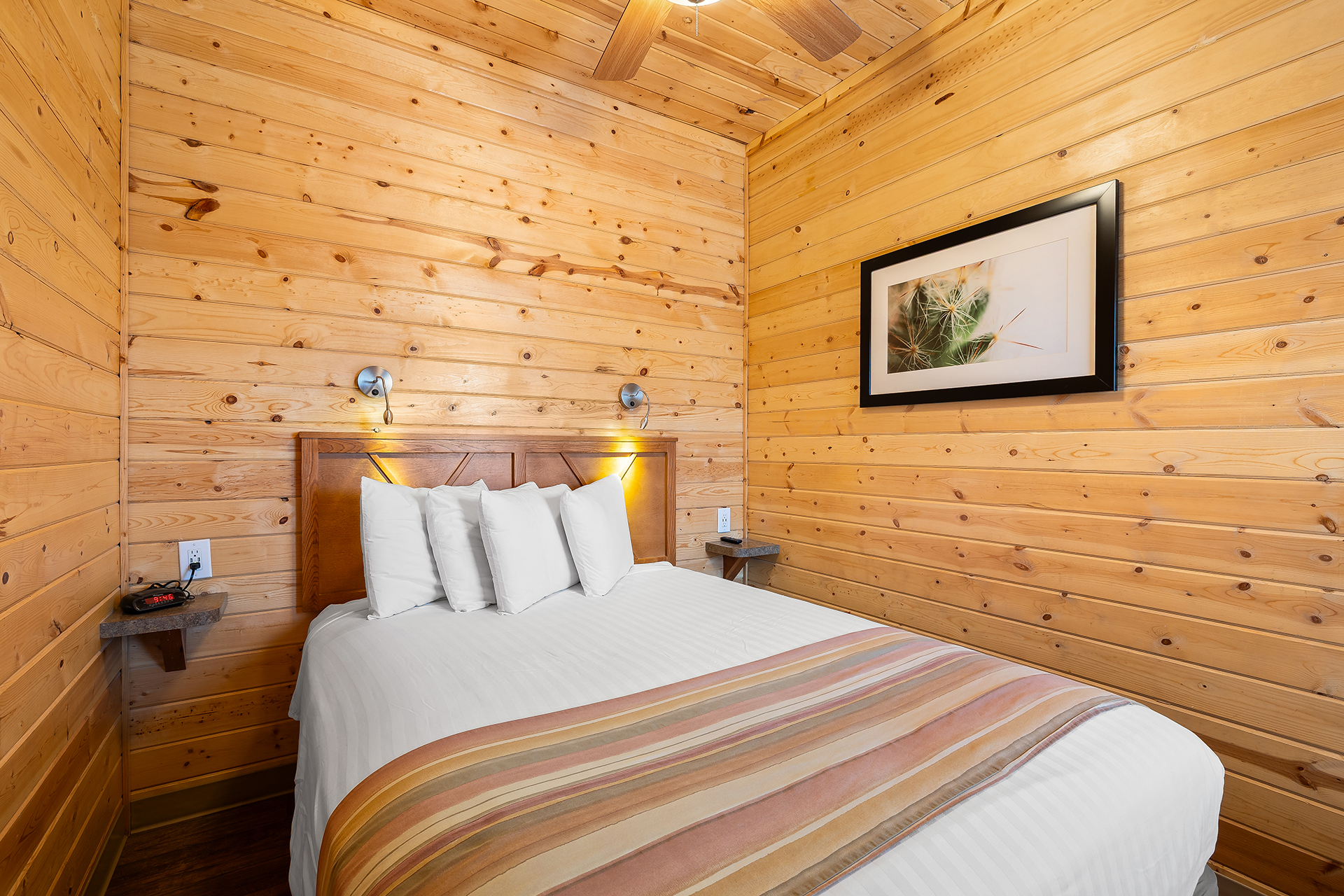 DC12_Deluxe Cabin, 2 Room with Fenced Yard (Full Bath with Tub & Shower) - Sleeps 8_Queen