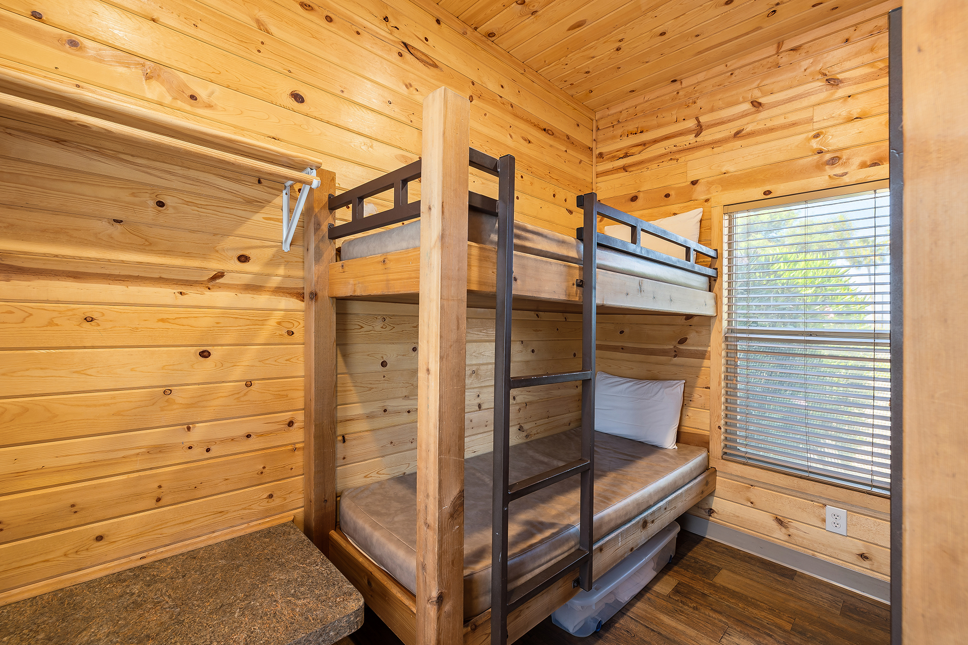 DC06_Deluxe Cabin, 2 Room (Full Bath with Tub & Shower) - Sleeps 8_Bunk Beds