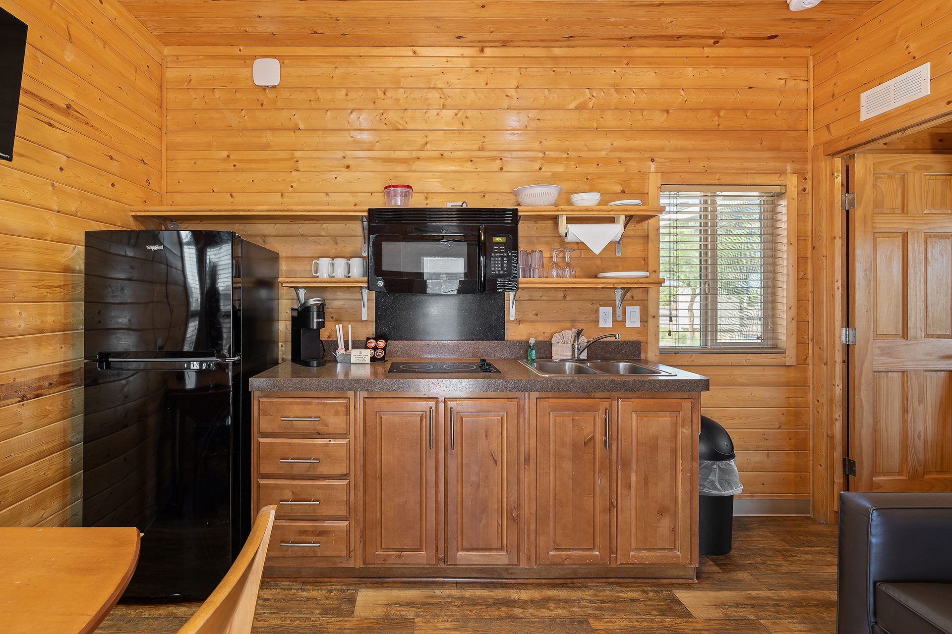 DC01_Deluxe Cabin, 2 Room (Full Bath with Tub & Shower) - Sleeps 6_Kitchen