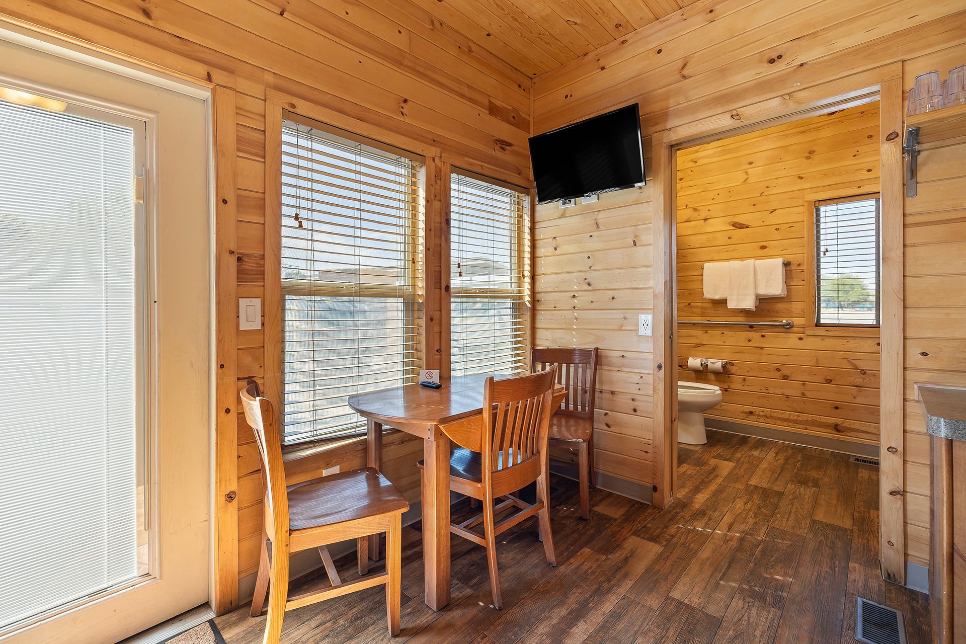 DC11_Deluxe Cabin, 1 Room Accessible (Full Bath with Shower) - Sleeps 4_Dining Area