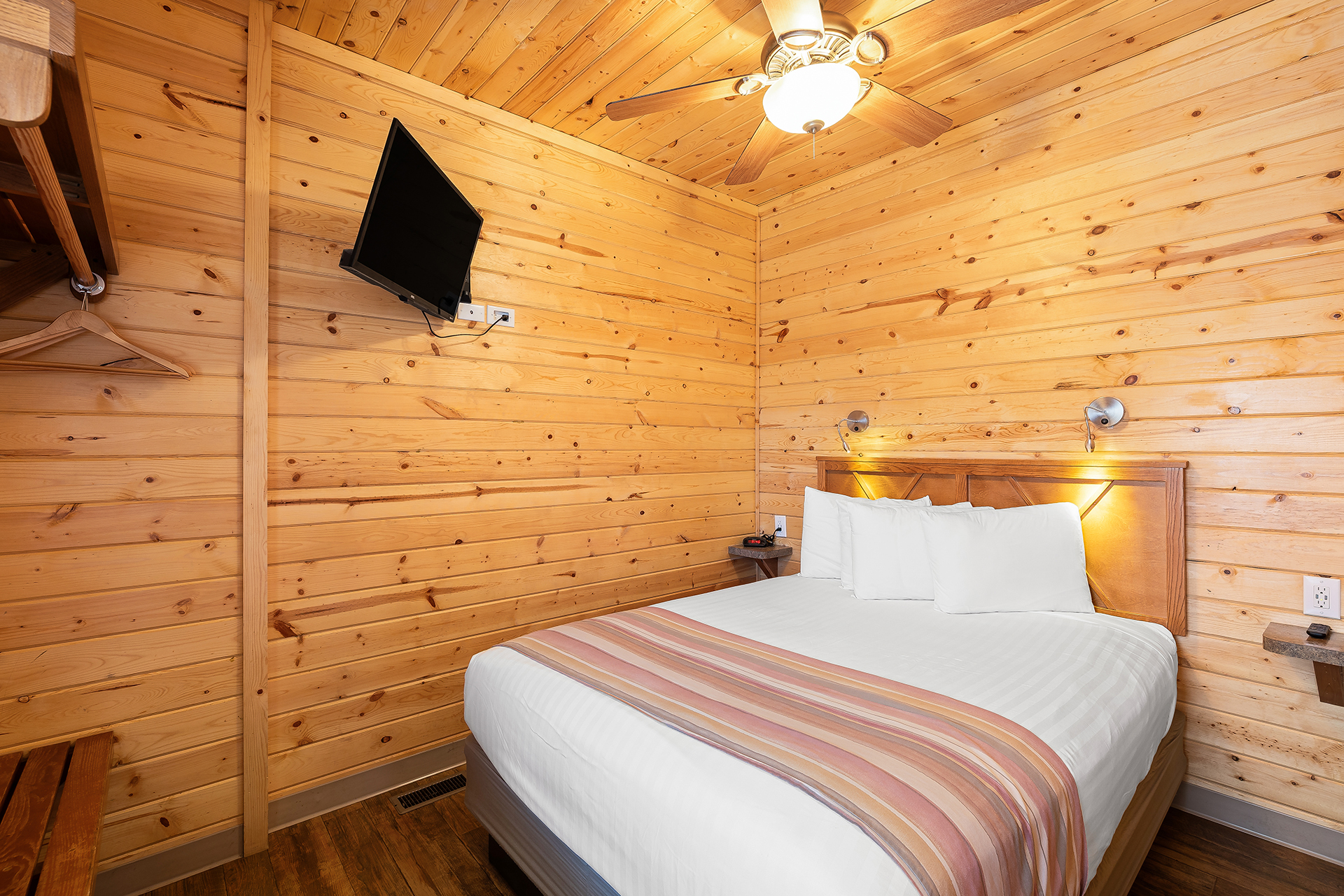 DC12_Deluxe Cabin, 2 Room with Fenced Yard (Full Bath with Tub & Shower) - Sleeps 8_Queen