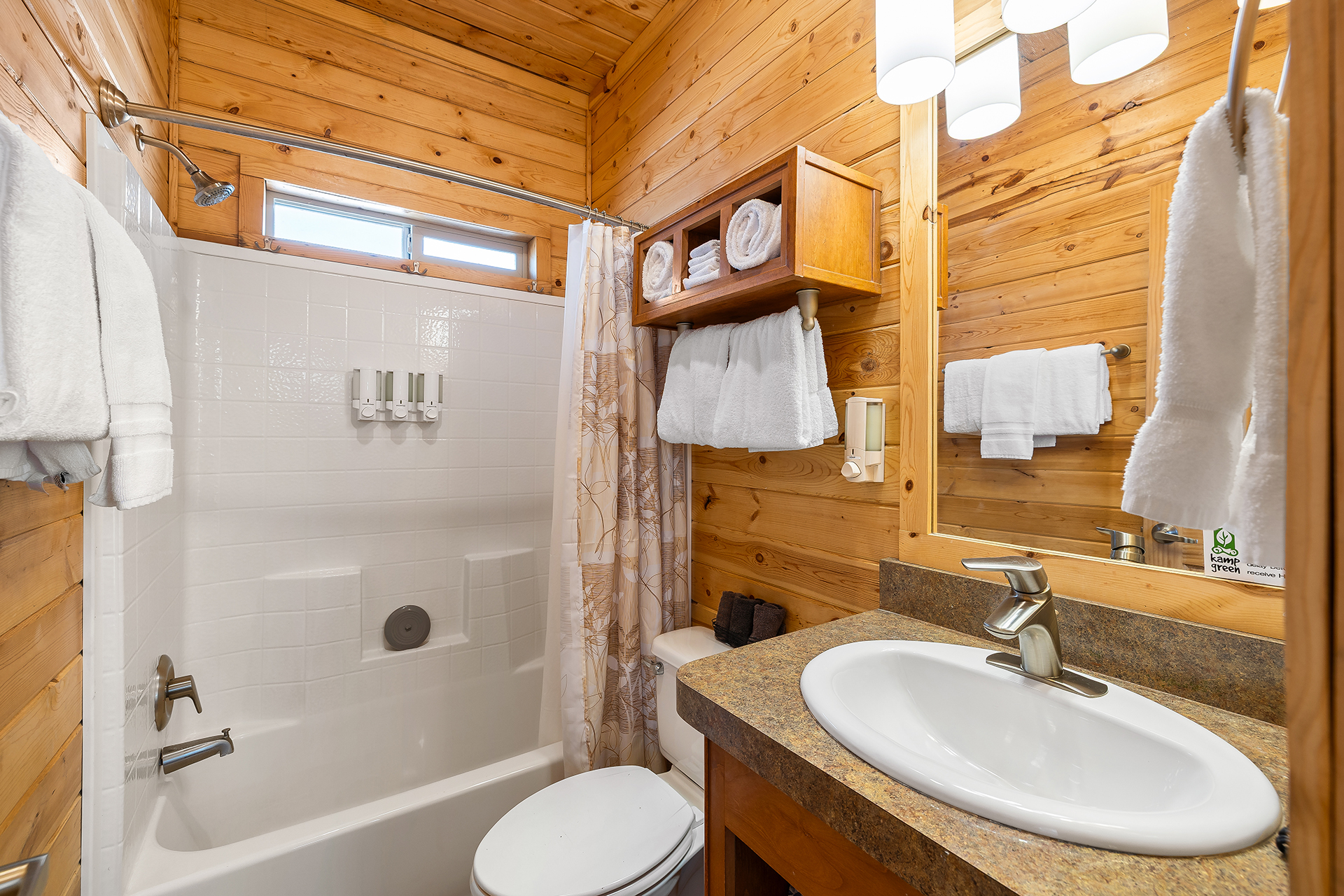 DC12_Deluxe Cabin, 2 Room with Fenced Yard (Full Bath with Tub & Shower) - Sleeps 8_Bathroom