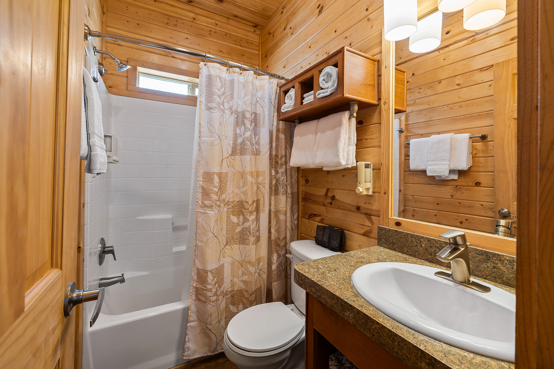 DC06_Deluxe Cabin, 2 Room (Full Bath with Tub & Shower) - Sleeps 8_Bathroom