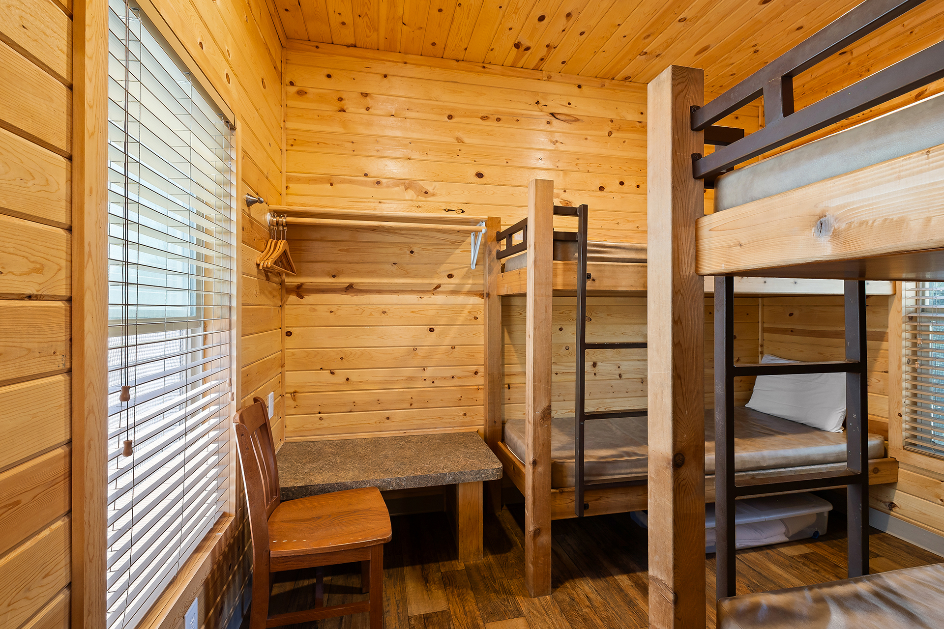 DC06_Deluxe Cabin, 2 Room (Full Bath with Tub & Shower) - Sleeps 8_Bunk Beds