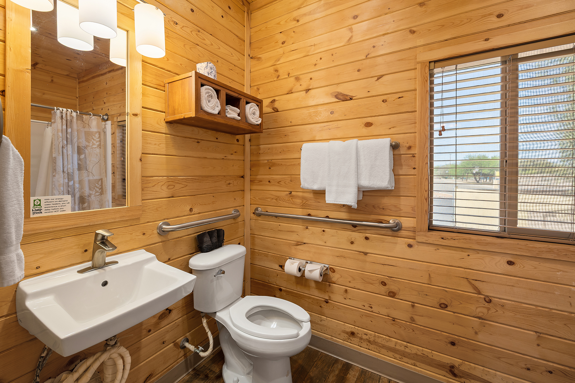 DC11_Deluxe Cabin, 1 Room Accessible (Full Bath with Shower) - Sleeps 4_Bathroom