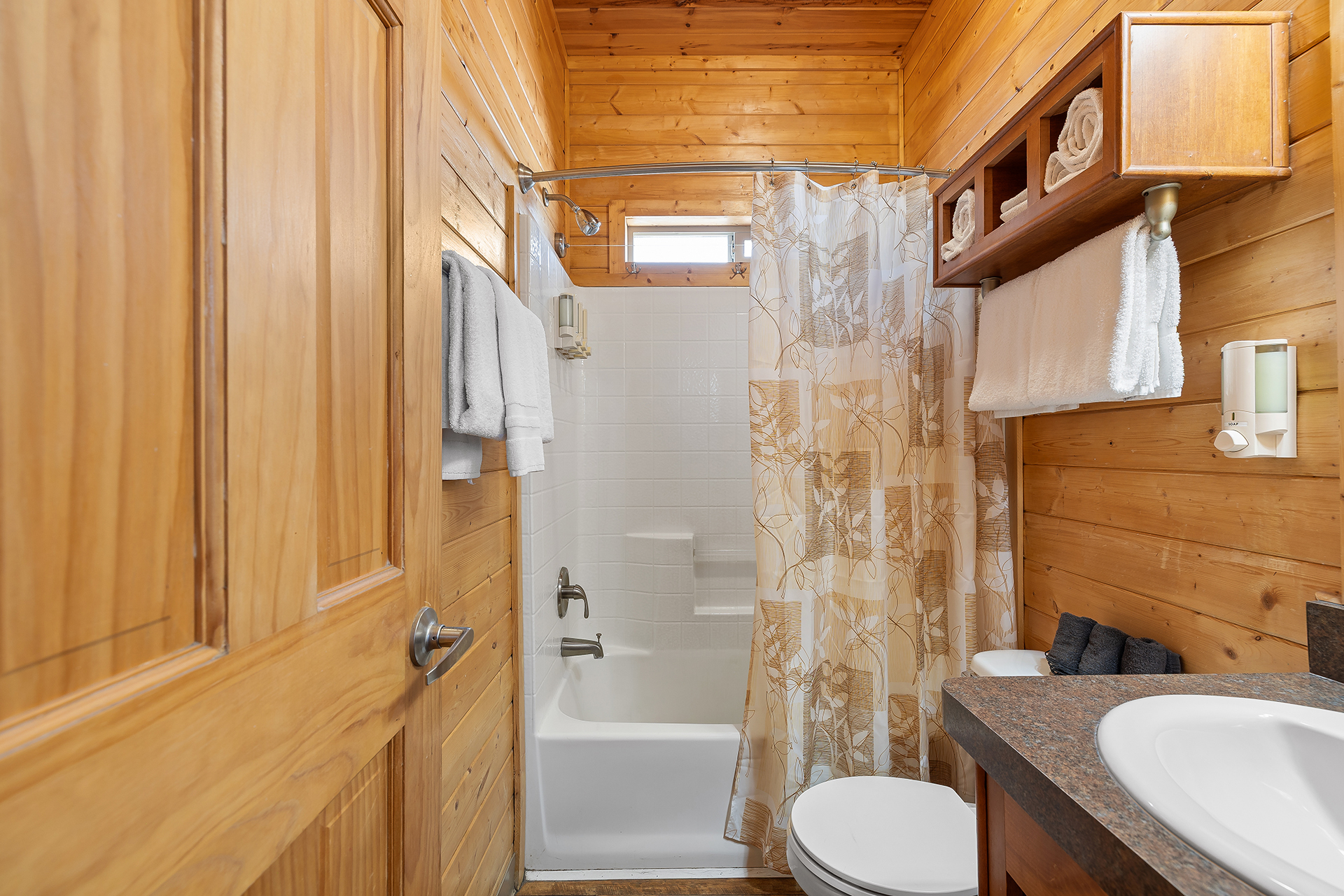 DC01_Deluxe Cabin, 2 Room (Full Bath with Tub & Shower) - Sleeps 6_Bathroom