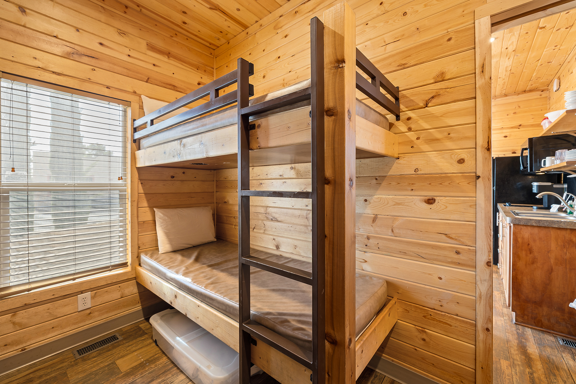 DC12_Deluxe Cabin, 2 Room with Fenced Yard (Full Bath with Tub & Shower) - Sleeps 8_Bunk Beds