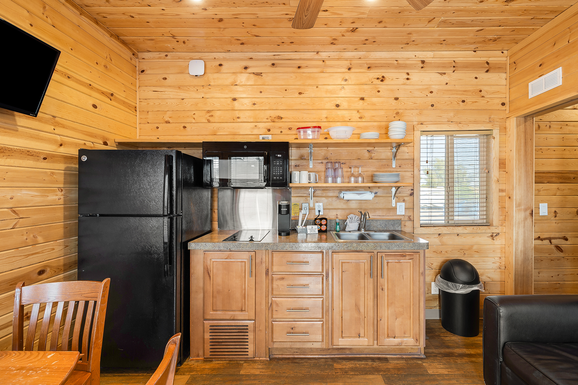 DC12_Deluxe Cabin, 2 Room with Fenced Yard (Full Bath with Tub & Shower) - Sleeps 8_Kitchen