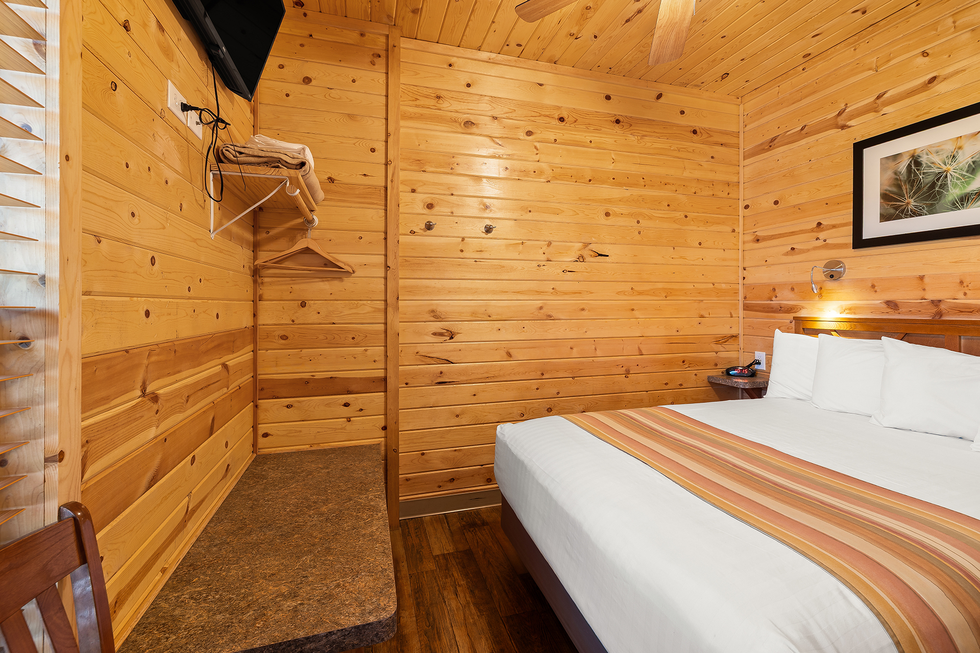 DC06_Deluxe Cabin, 2 Room (Full Bath with Tub & Shower) - Sleeps 8_Queen