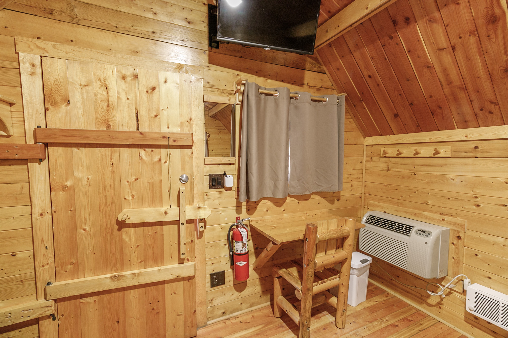 1 Room Cabin Desk, TV, and AC