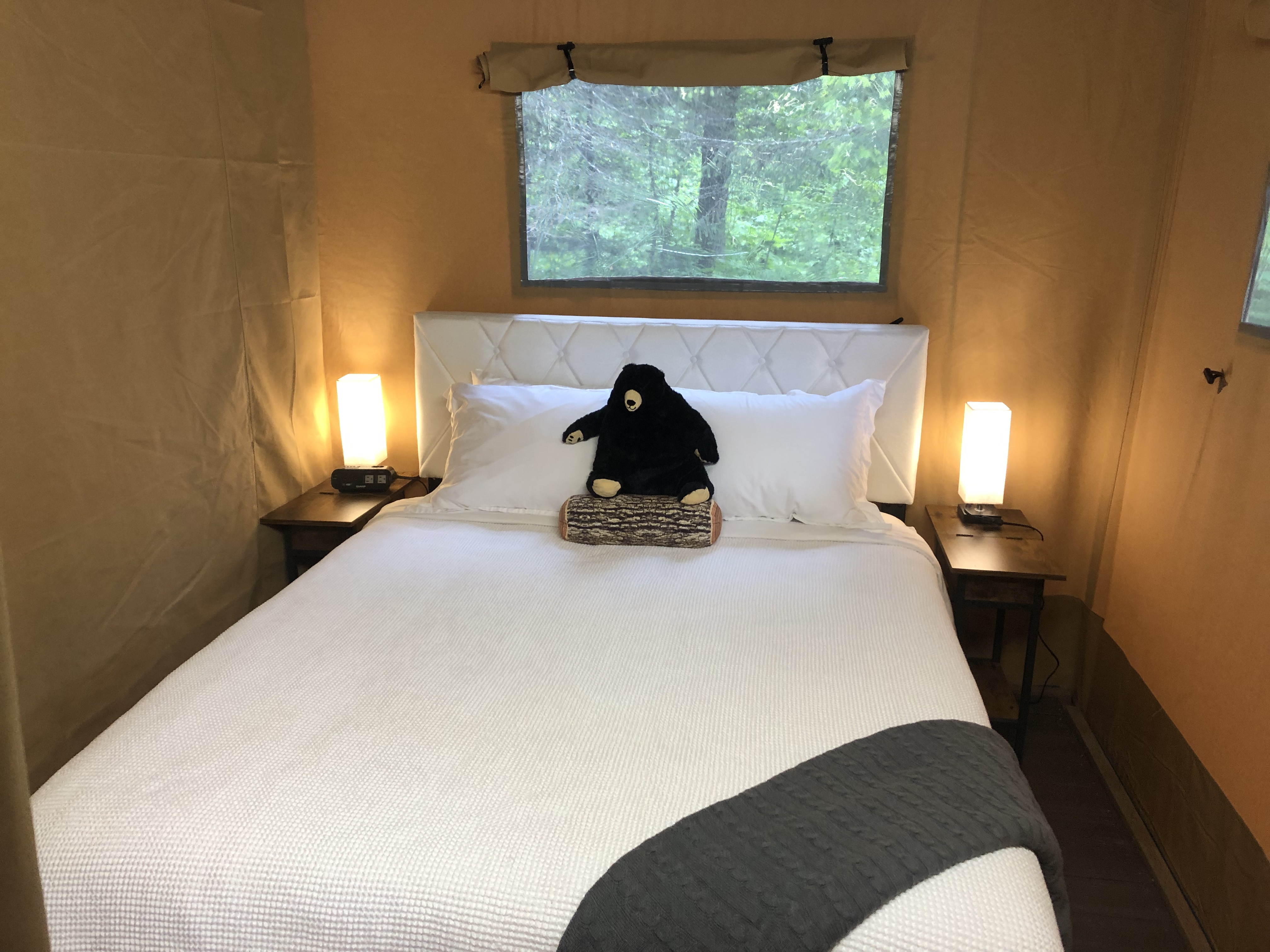 4 Person Glamping Bedroom Queen Bed 100% Cotton Linens