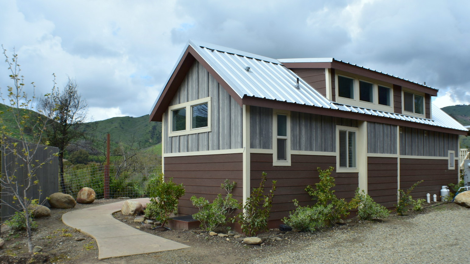 Deluxe Cabin (W/ Bathroom) 2 Bedroom