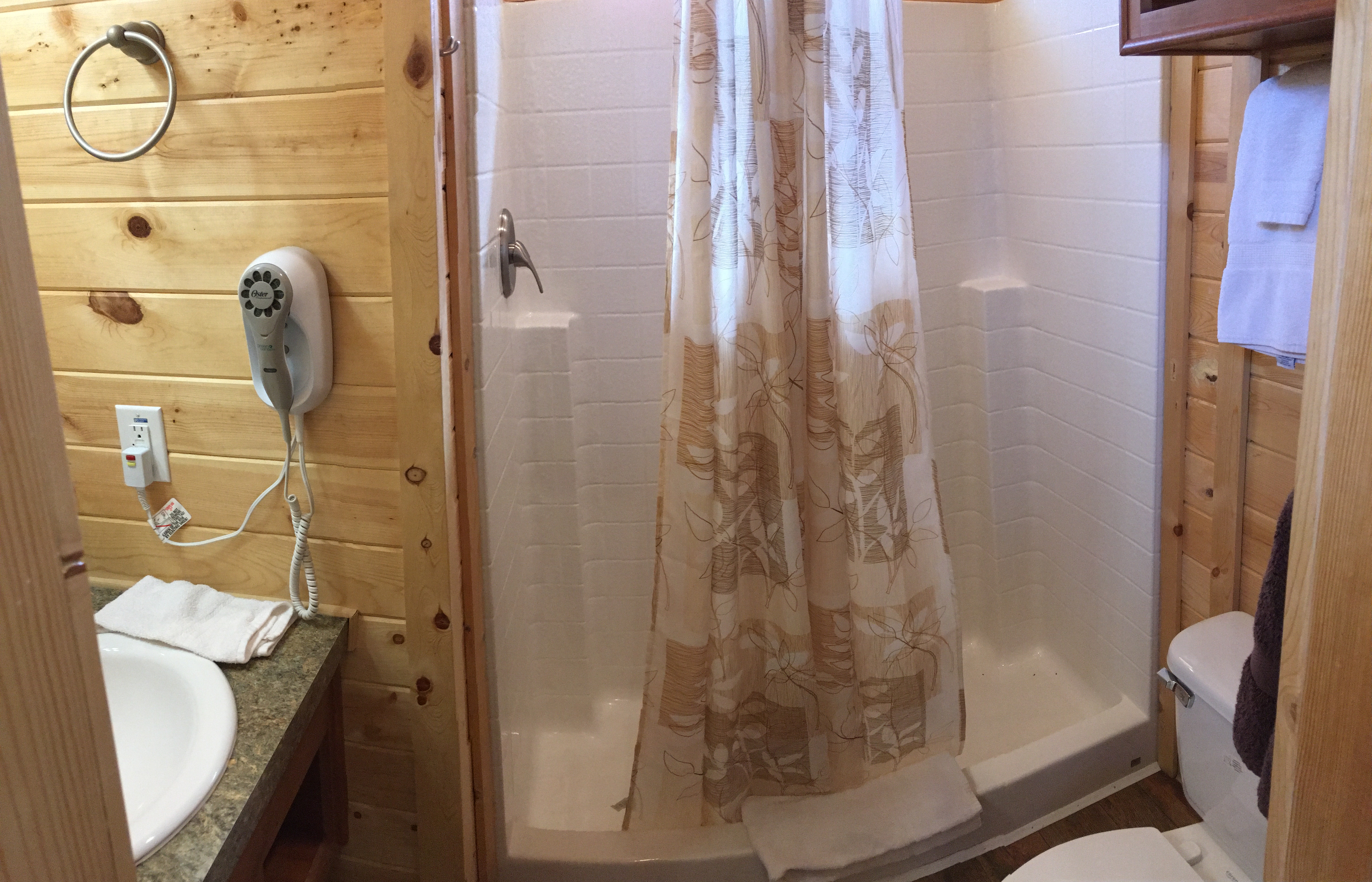 Vernal/Dinosaurland KOA Deluxe Cabin Bathroom