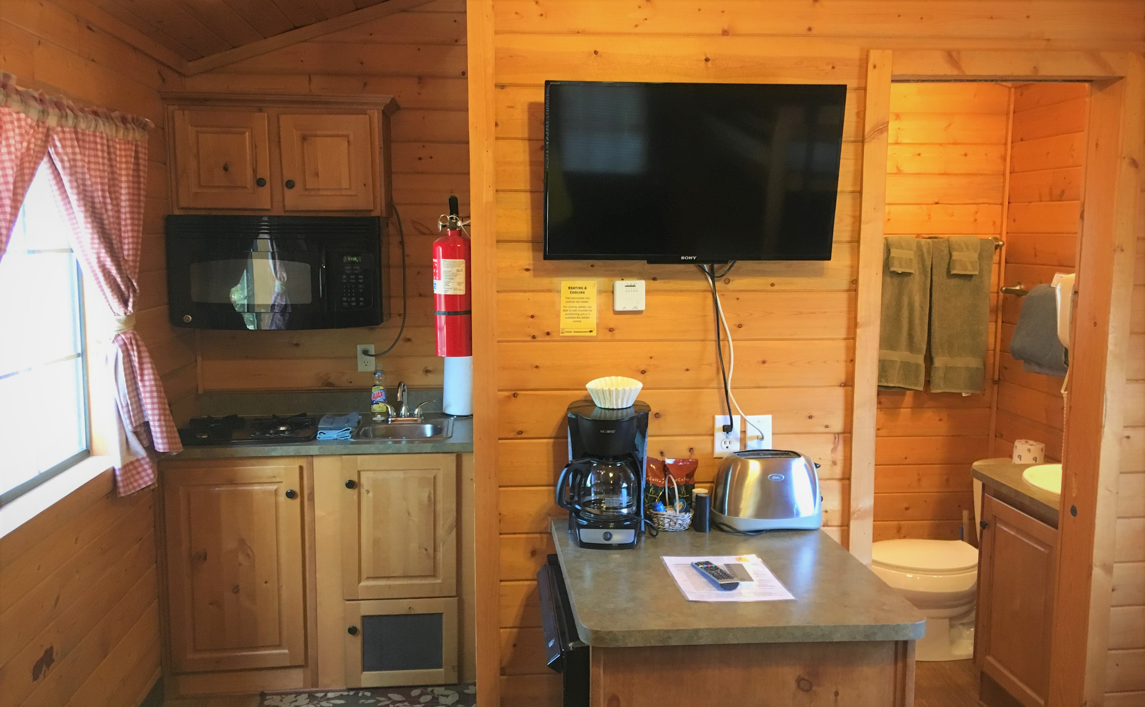 Vernal/Dinosaurland KOA Deluxe Cabin Kitchen