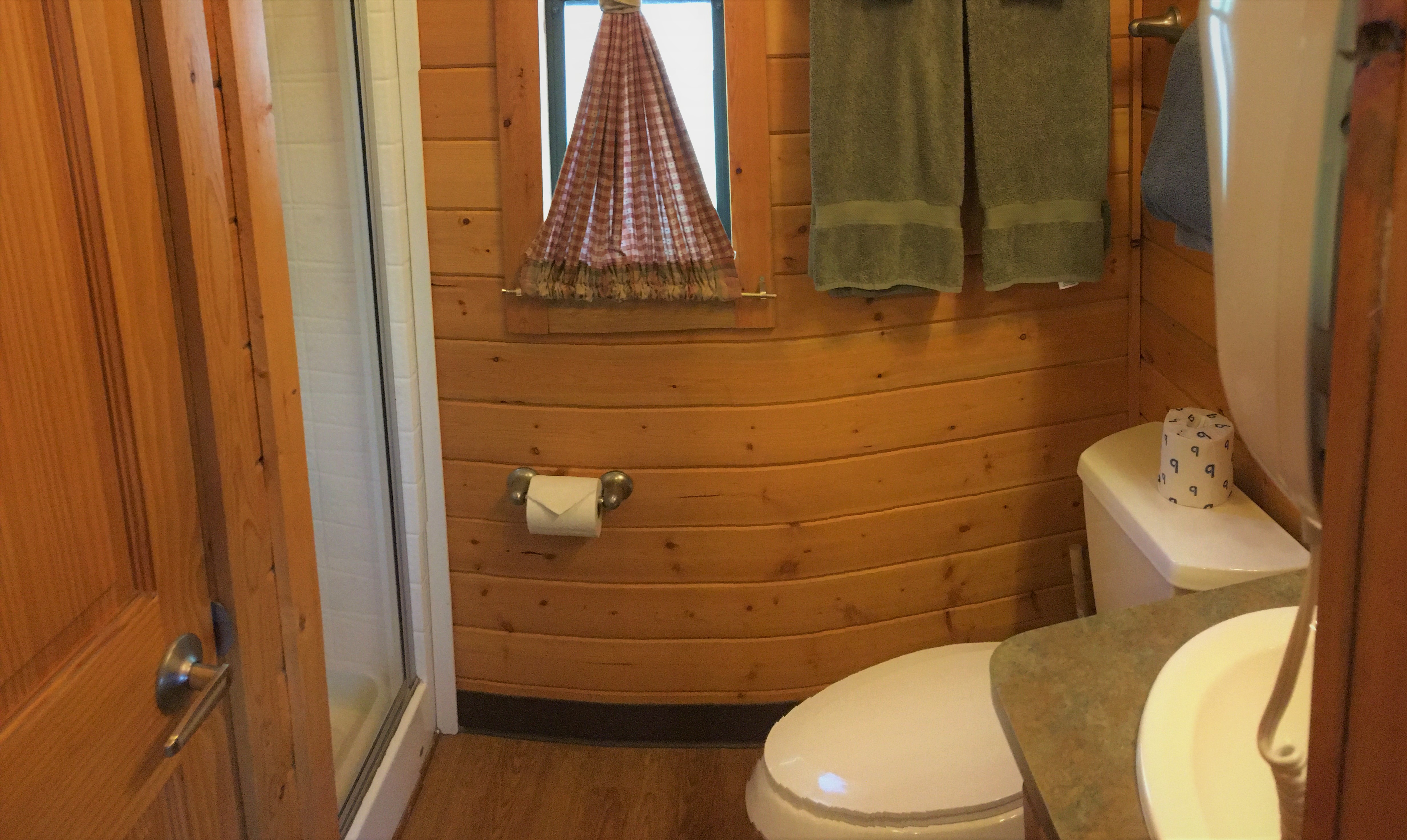 Vernal/Dinosaurland KOA Deluxe Cabin Bathroom