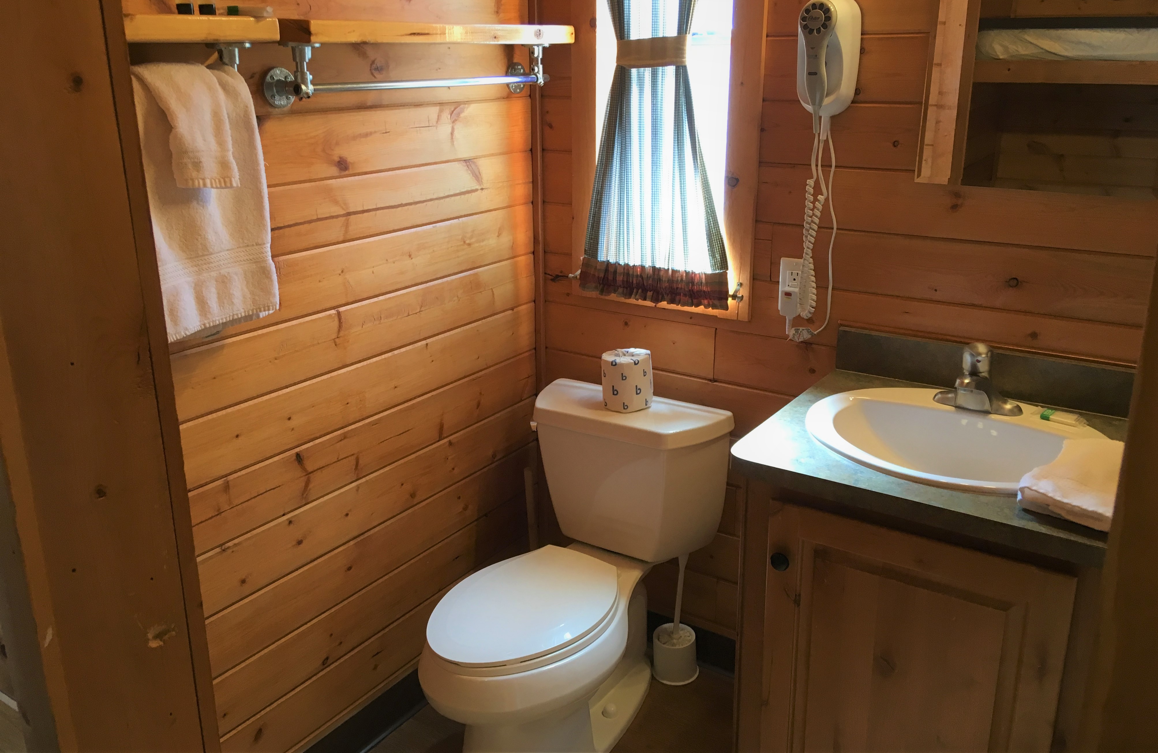 Vernal/Dinosaurland KOA Deluxe Cabin Bathroom