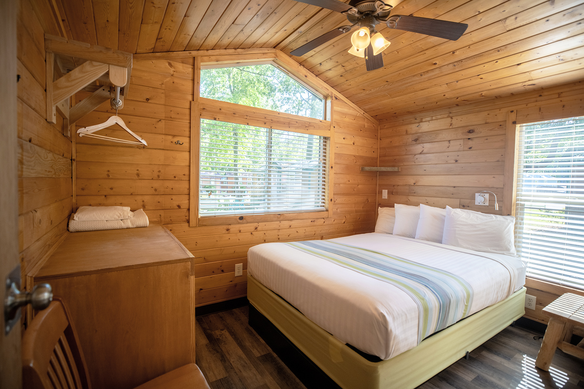 DC708 - Deluxe Cabin, 2 Room with Patio