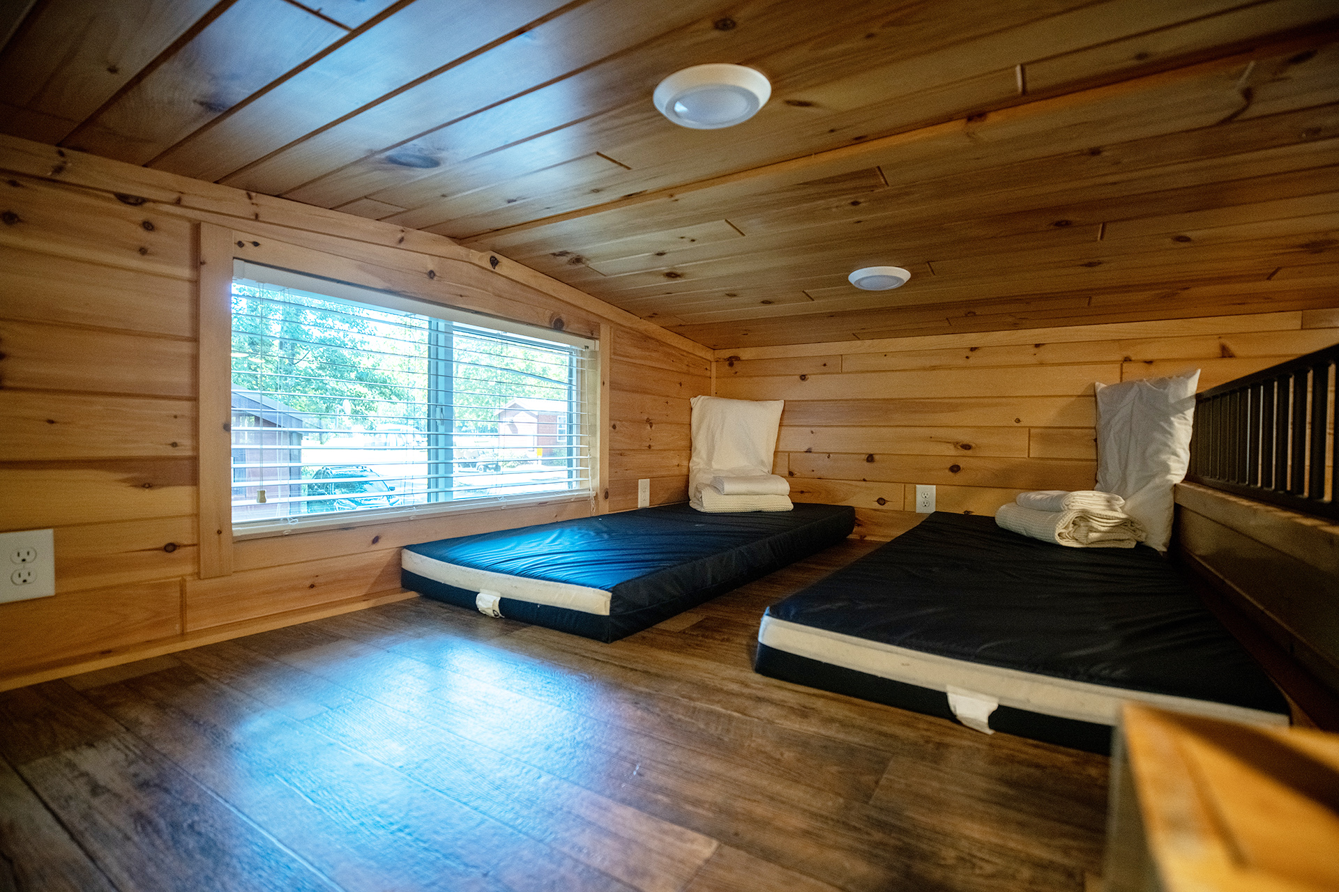 DC730 - Deluxe Cabin, 1 Room with Loft & Patio - Accessible
