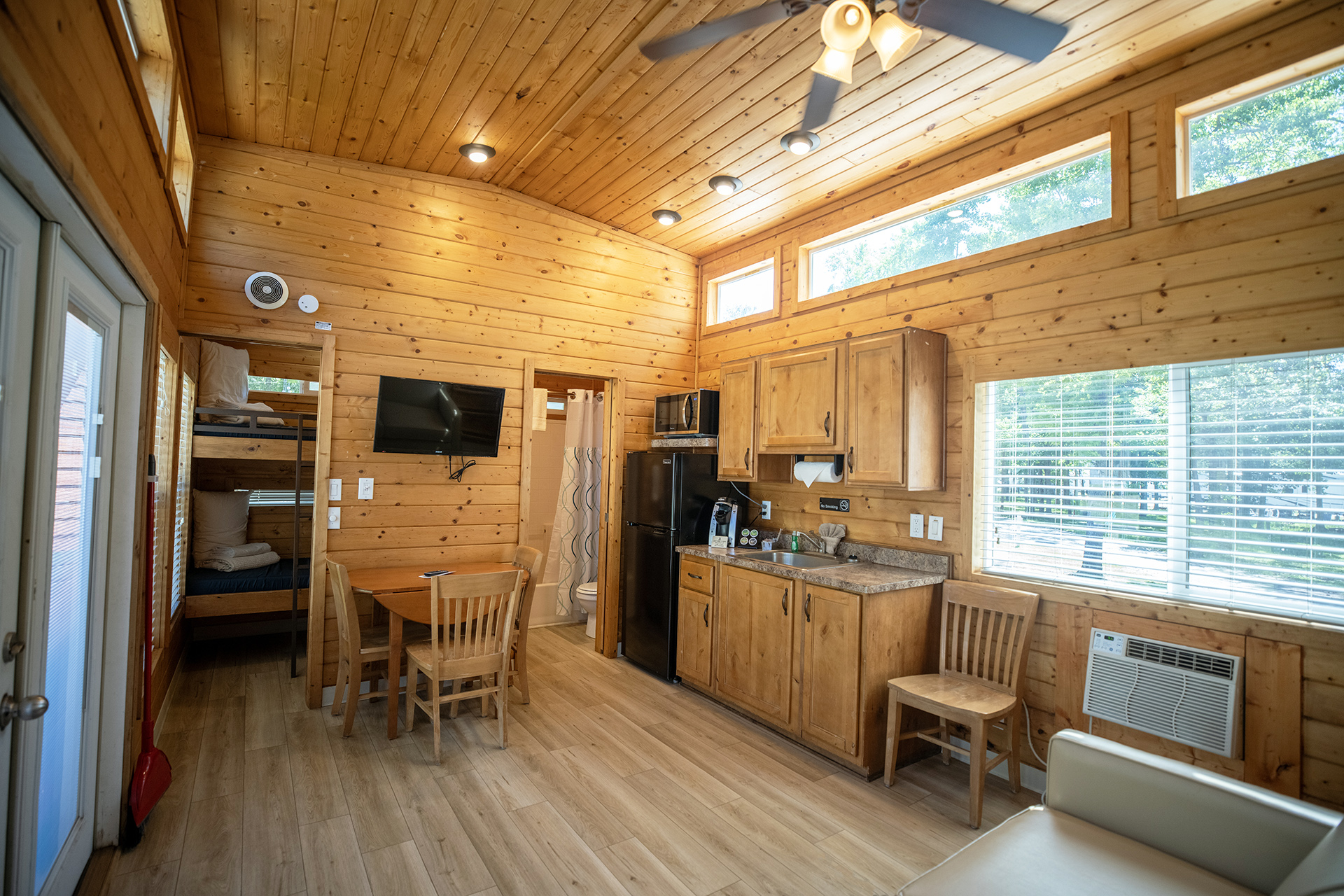 DC711 - Deluxe Cabin, 2 Room with Loft & Patio