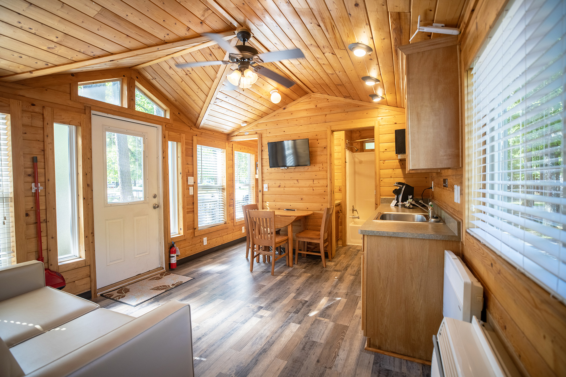 DC708 - Deluxe Cabin, 2 Room with Patio
