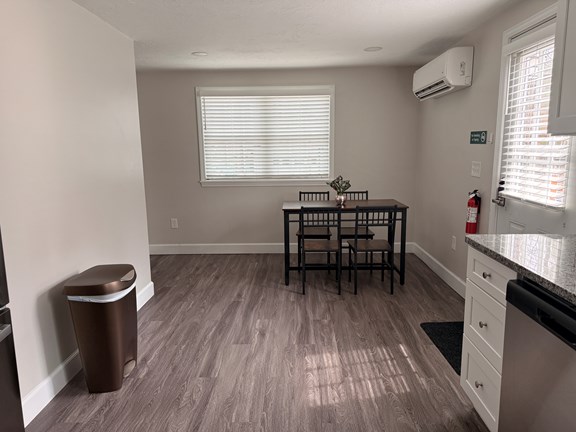 Suite 1 - kitchen table